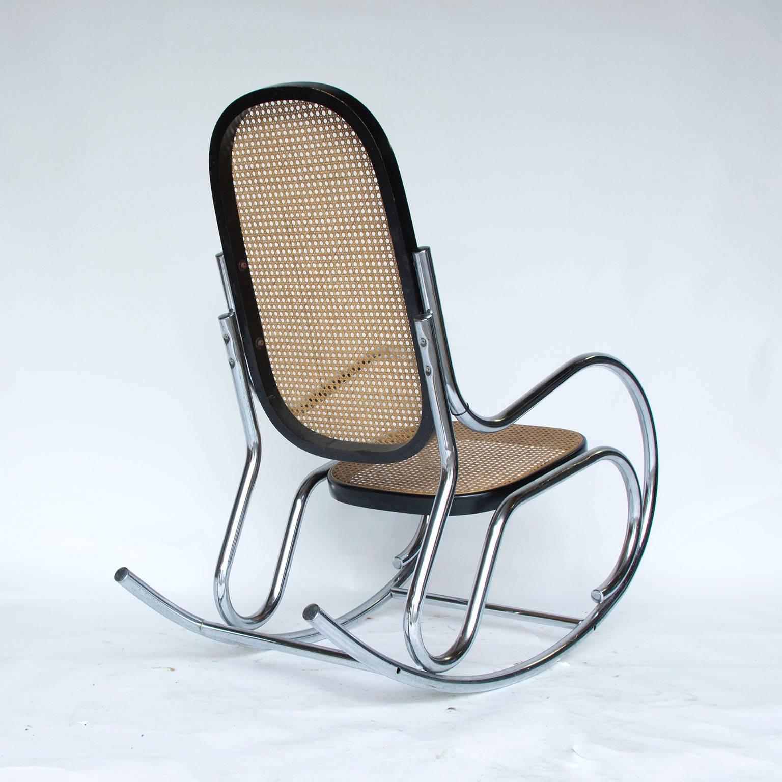 Beautiful rocking chair in perfect condition. Elegant designed frame in chrome and reed seats.

References: Organic modern, Space Age, Midcentury Design, Postwar, Sixties, Seventies, 60s, 70s, 60’s, 70’s, Verner Panton, Joe Colombo, Pierre Paulin,