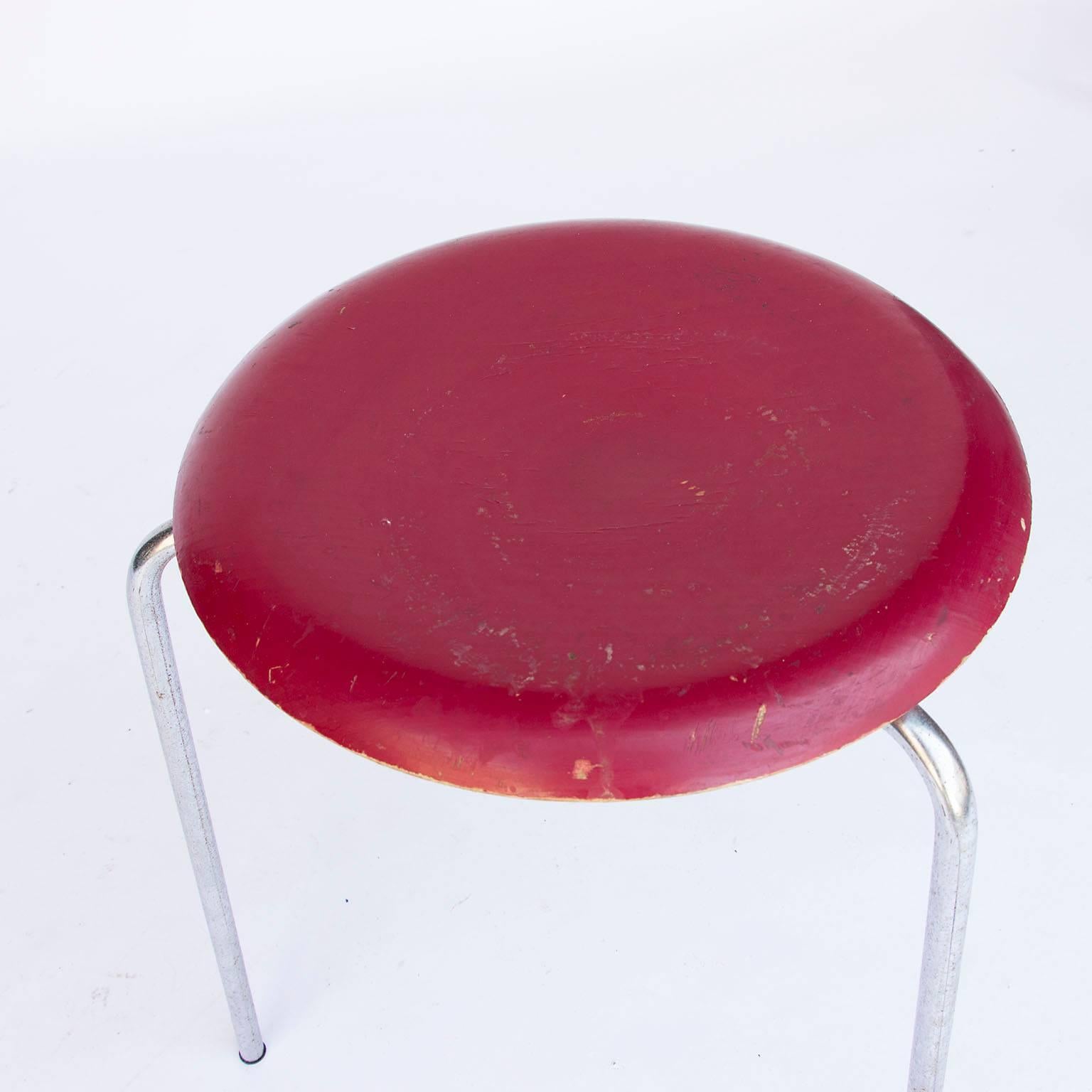 1953, Arne Jacobsen, Three 3170 Stackable Stools in Original Red Color In Good Condition In Amsterdam IJMuiden, NL