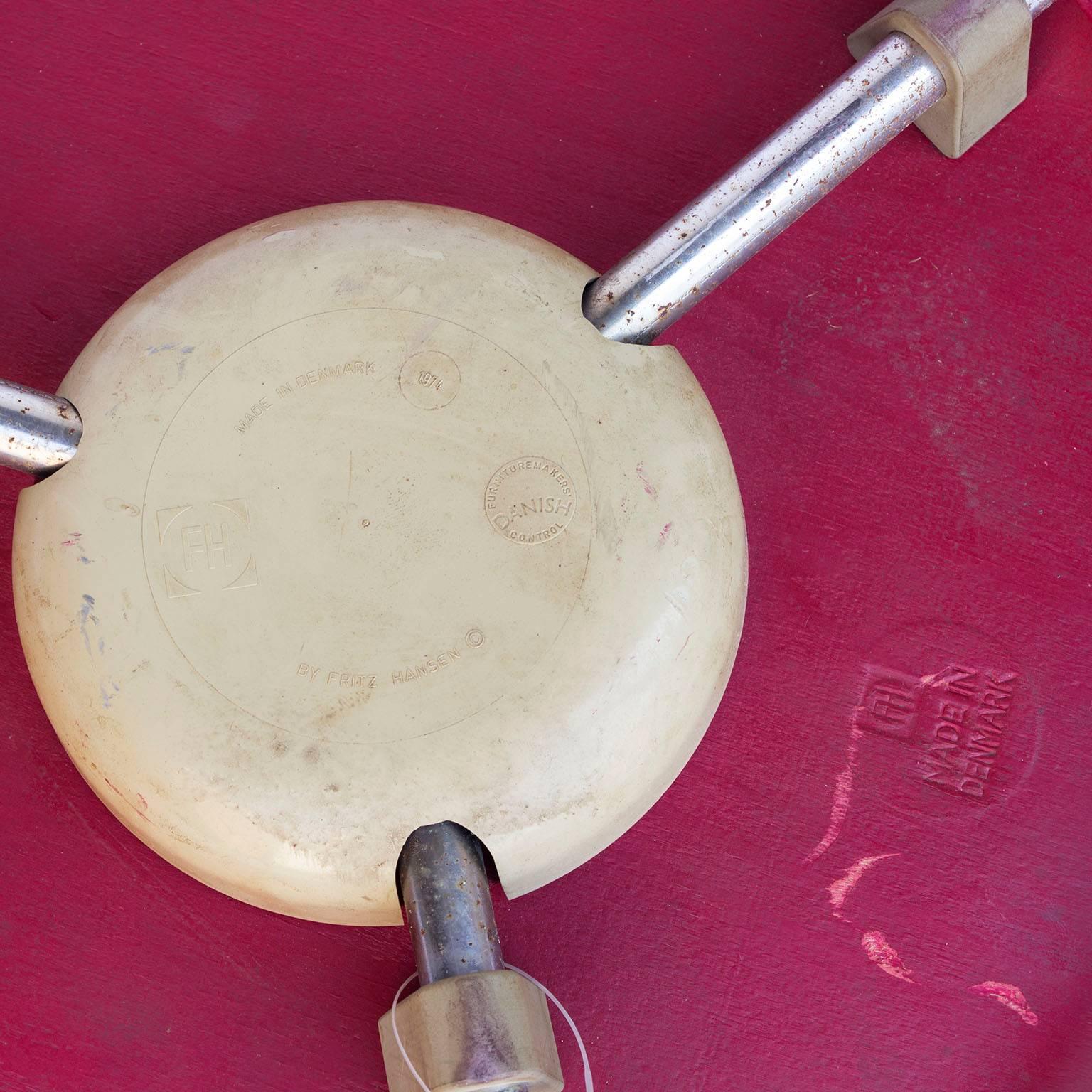 Metal 1953, Arne Jacobsen, Three 3170 Stackable Stools in Original Red Color