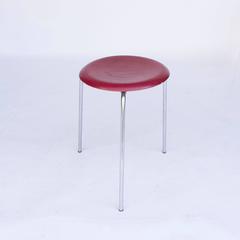 1953, Arne Jacobsen, Drei stapelbare Hocker 3170 in der roten Originalfarbe