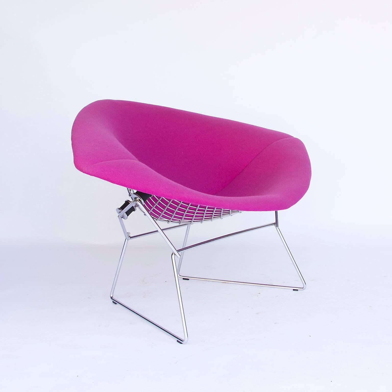 Large diamond chair designed by Harry Bertoia for Knoll in 1952. The chair has its original full fabric cover. The chromed steel is in excellent condition. An iconic chair in perfect condition. 

Weight 11 kg

Free shipping for Amsterdam, Haarlem