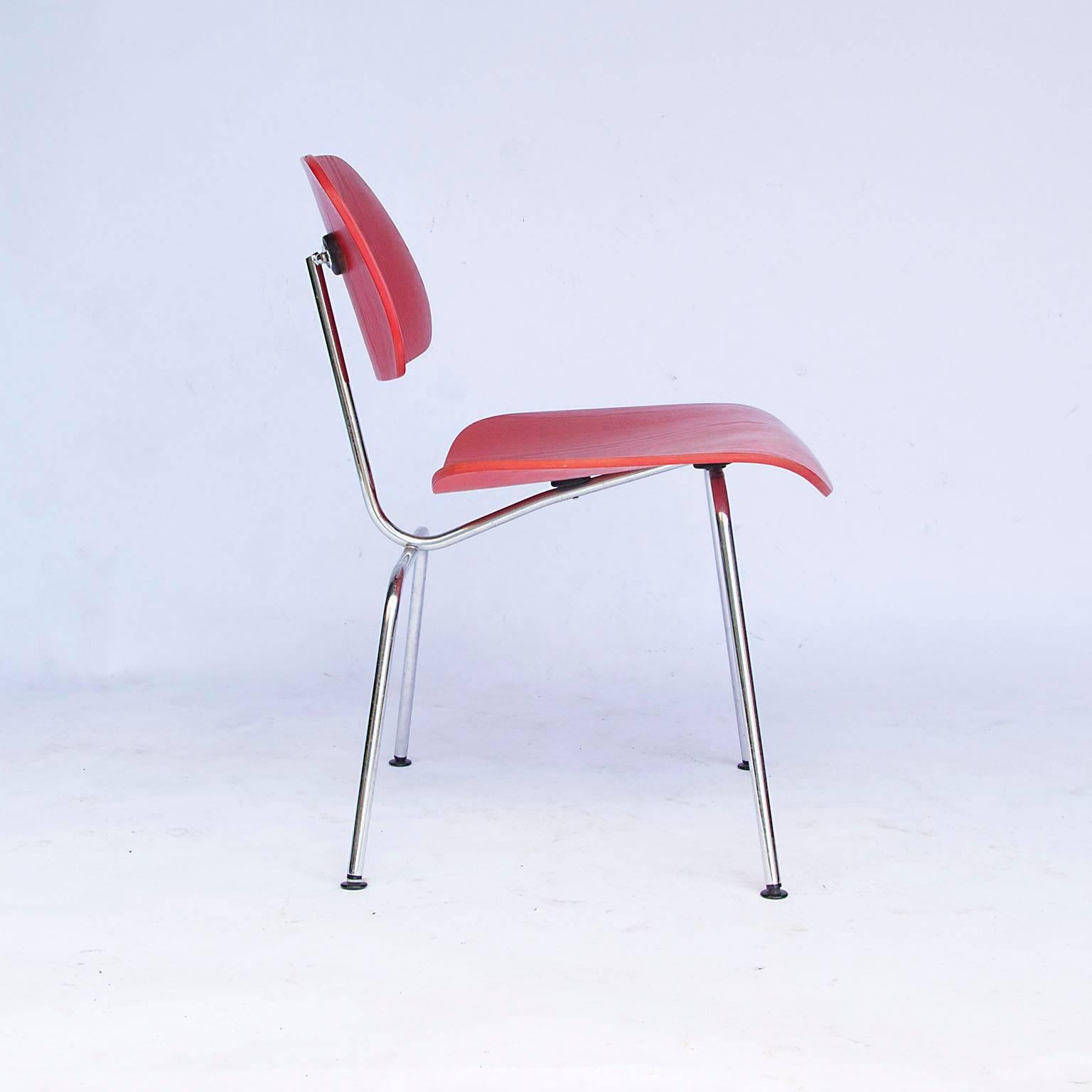 Introduced in the fall of 1946, the Eames DCM (Dining Chair Metal), five kilogram, quickly became an American design Classic. Its seat and back are molded to fit the contours of every body and its attached rubber mounts allow the chair to flex and