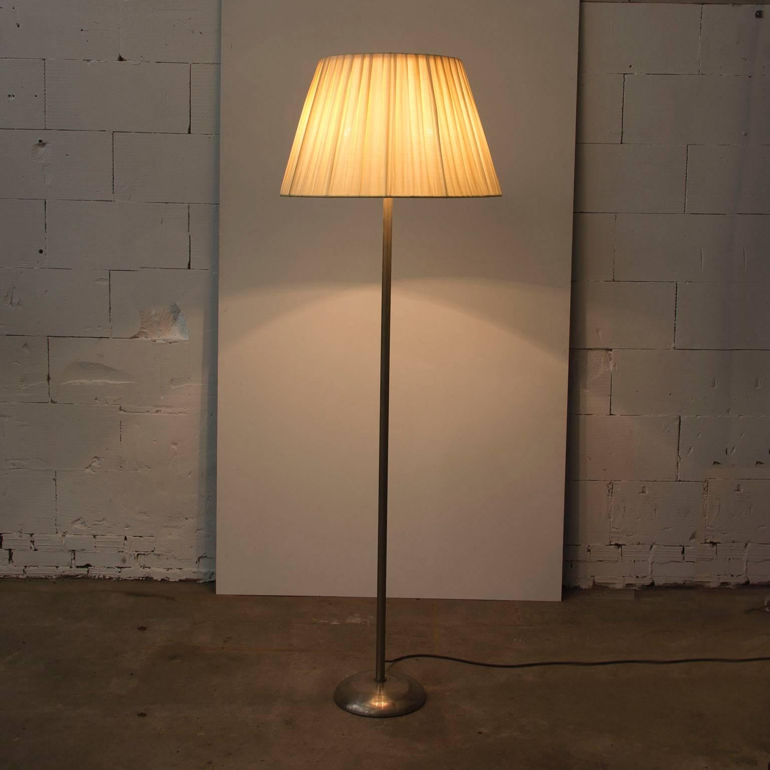 Mid-Century Modern 1935, W.H. Gispen Lamp 6004 or 640b in Very Good Condition For Sale