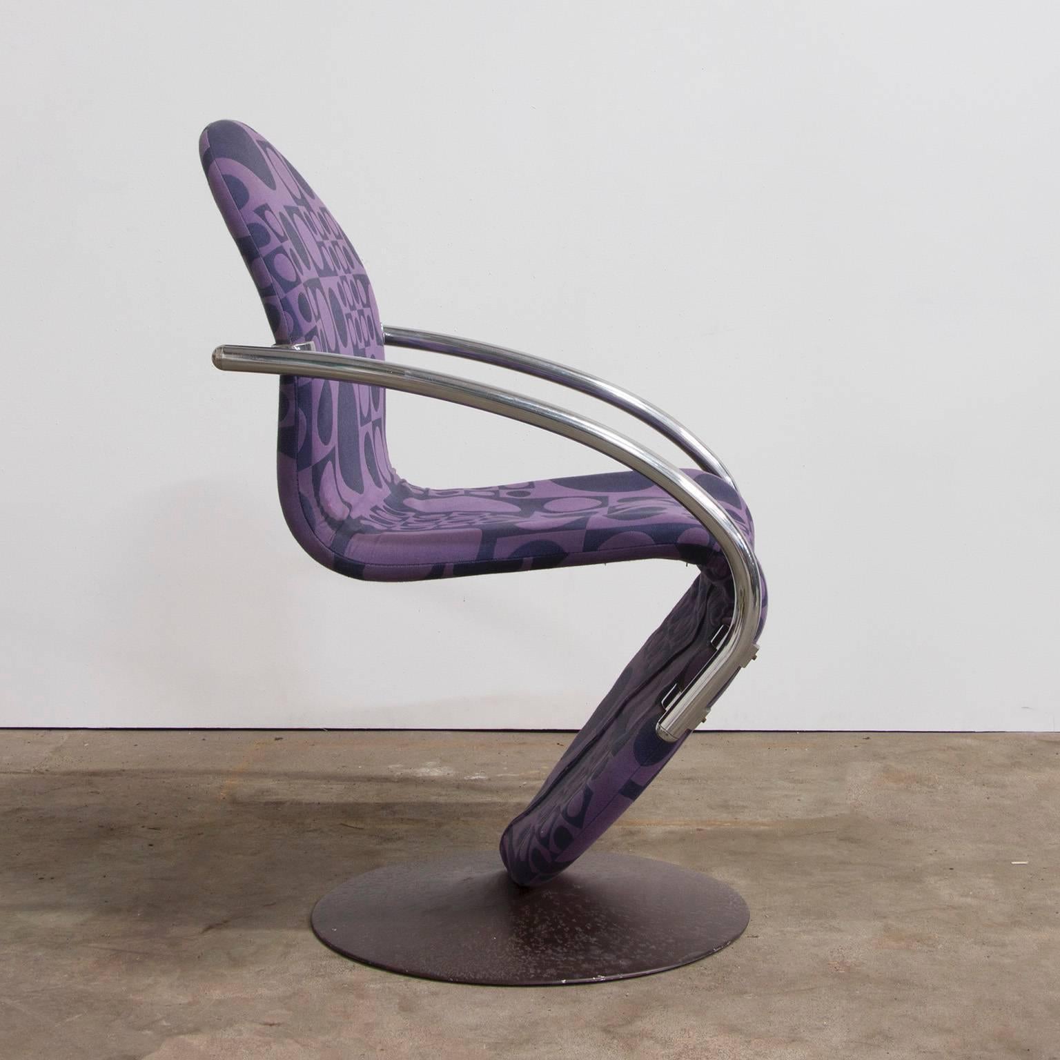 Please ask Casey Godrie Ibiza/Amsterdam for our competitive shipping quotes.

This icon is with armrests, pretty rare, with a swivel base. The chair's fabric is in very good condition. The base has some tiny spots.
The paint of the foot has traces