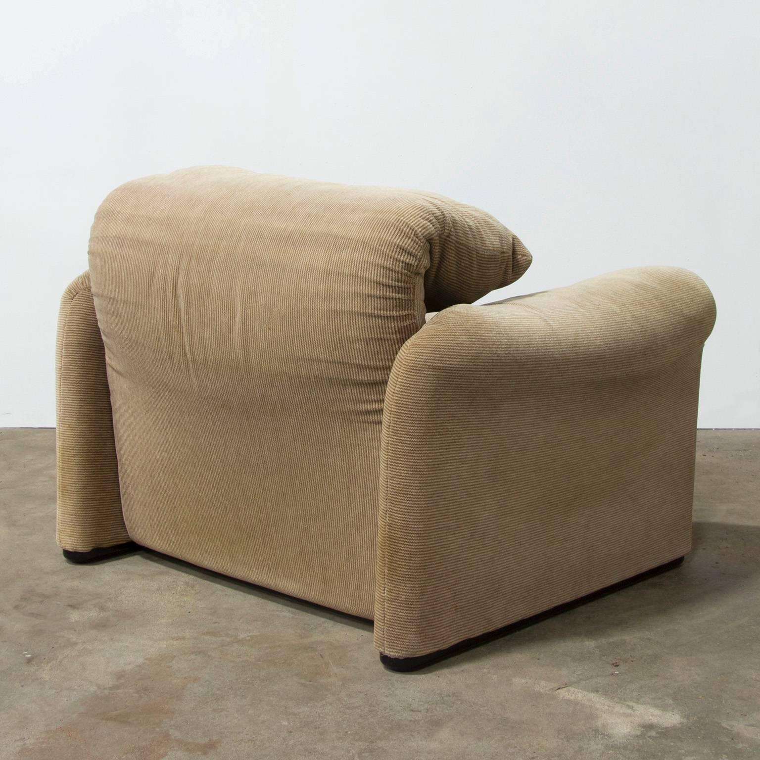 Mid-Century Modern 1973, Vico Magistretti for Cassina, Maralunga Chair in Original Fabric