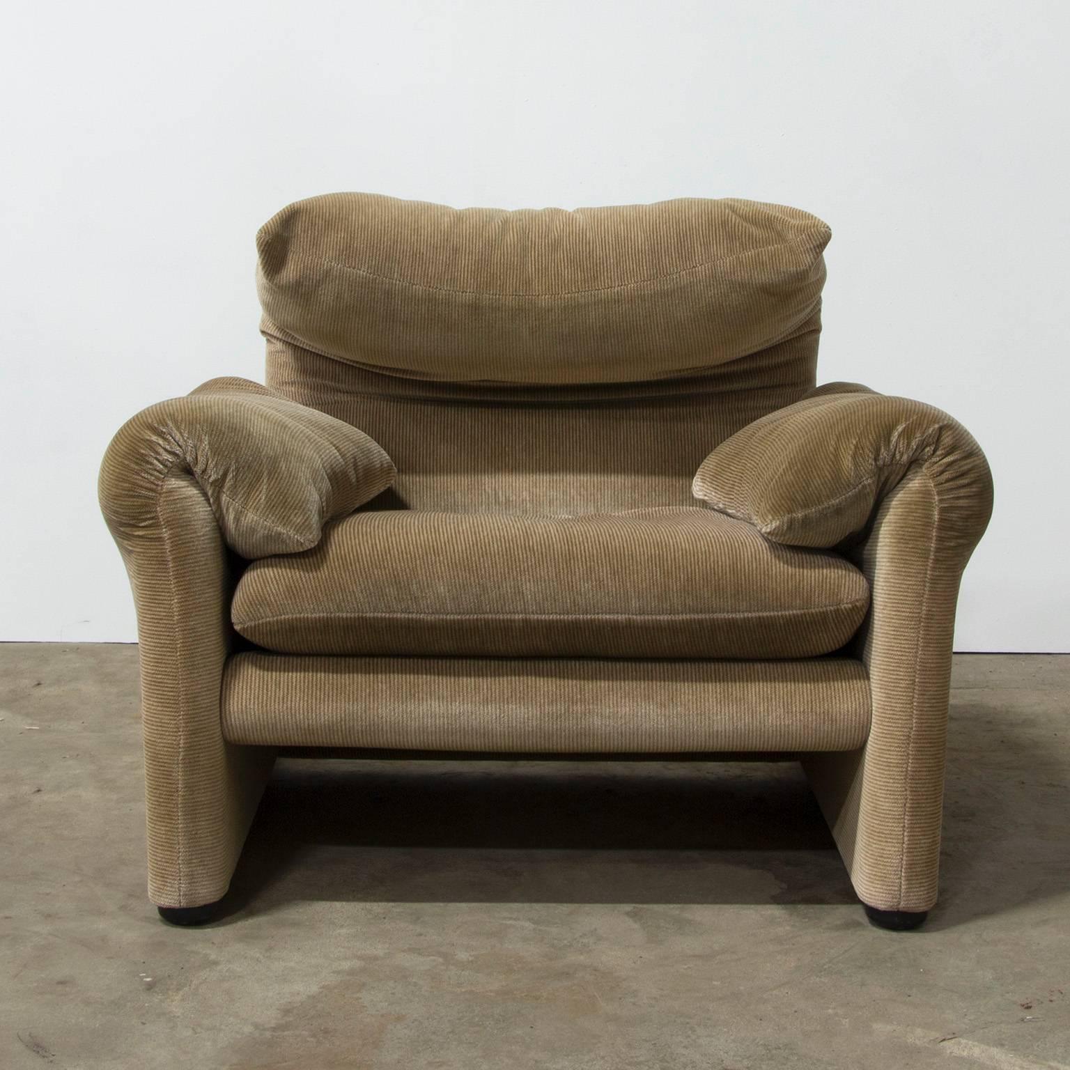 Late 20th Century 1973, Vico Magistretti for Cassina, Maralunga Chair in Original Fabric