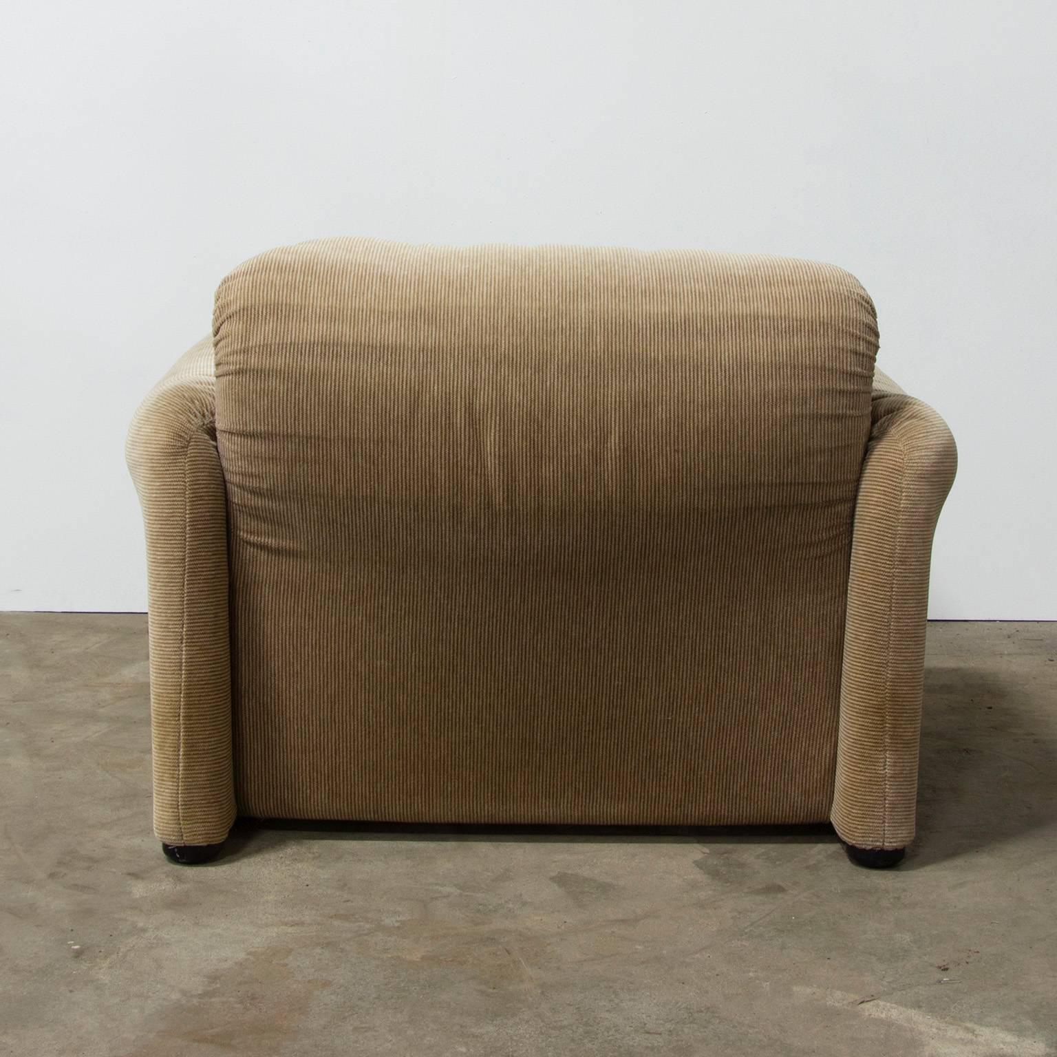 1973, Vico Magistretti for Cassina, Maralunga Chair in Original Fabric In Good Condition In Amsterdam IJMuiden, NL