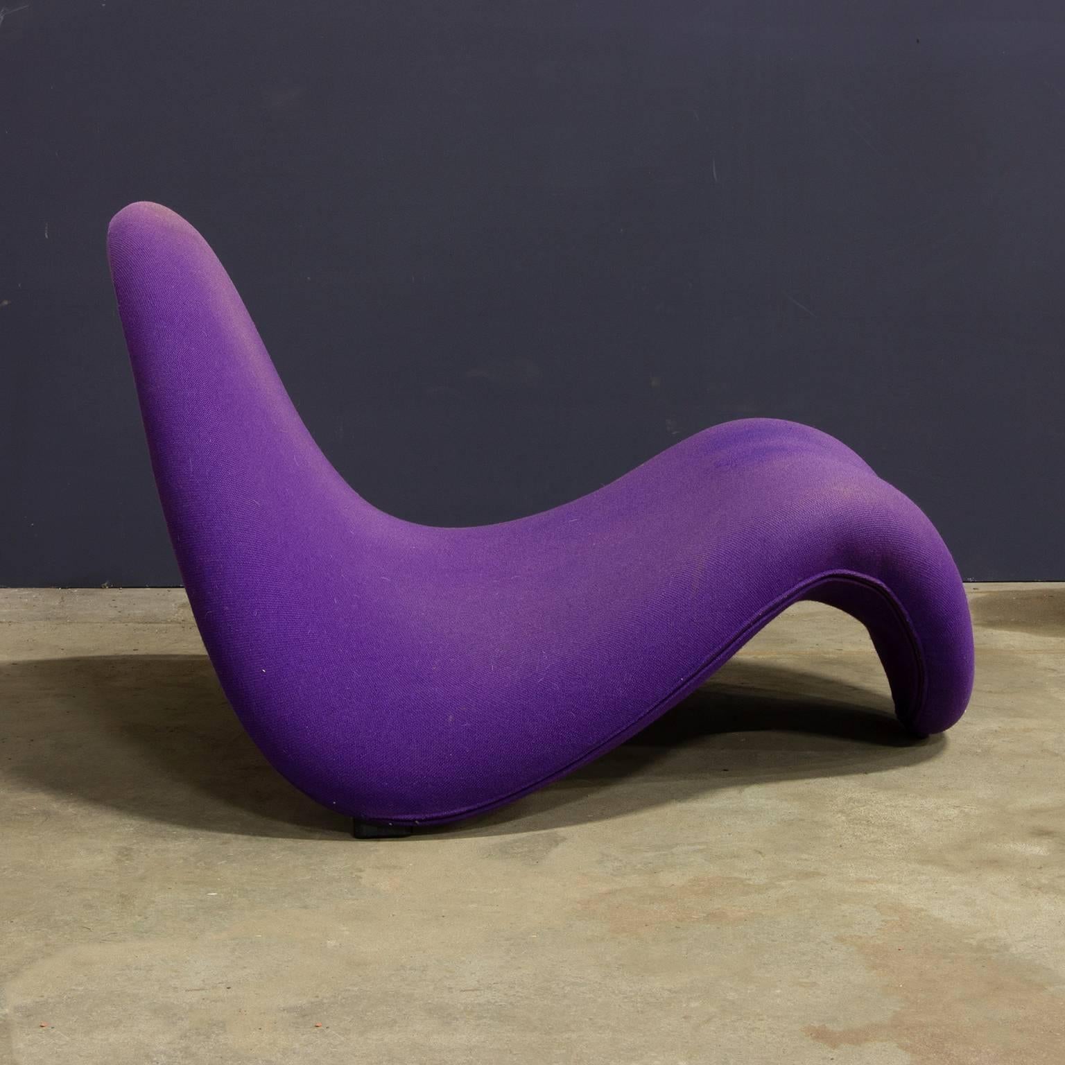 Icon in collection at most the museums of modern art, worldwide. This piece is pretty rare because it got its original first Tonus fabric from the 1960s. Some discoloration especially on the top and some wear (see pictures).
Two little spots of