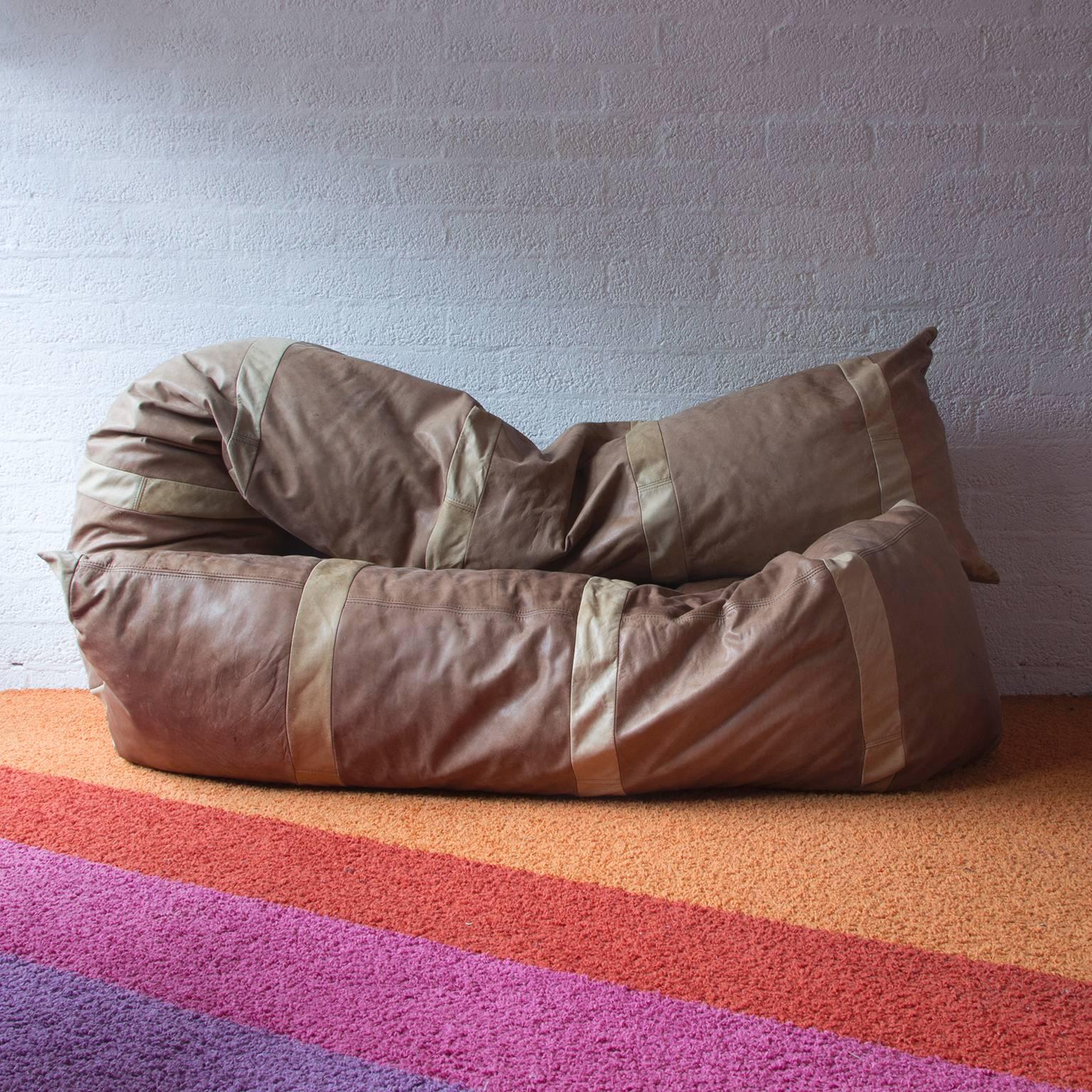 1960, Hans Roebers, Original Snake Couch in Beautiful Soft Brown Leather (canapé serpent en cuir souple) Excellent état - En vente à Amsterdam IJMuiden, NL
