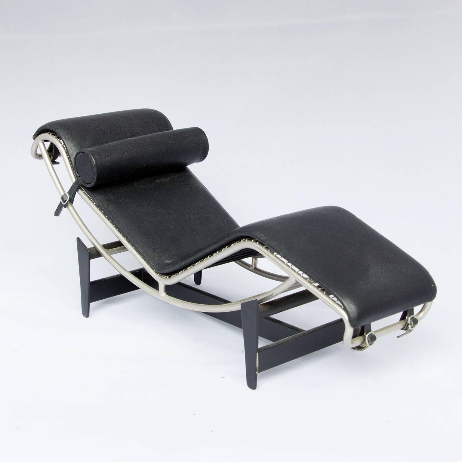 Miniature chaise longue of Le Corbusier, Vitra. 
Beautiful details like buckles and straps. 
In excellent condition. 

Weight of the chaise longue 543 gram. 
Weight of chaise longue in box 1060 gram.
Dimensions of the box 14 cm H x 28 cm L x