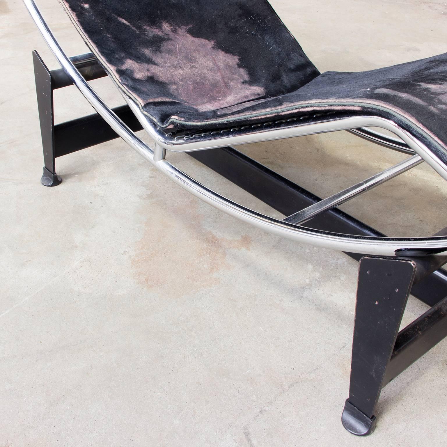 1928, Le Corbusier, Early LC 4 by Cassina in Chrome with Black Pony Skin In Good Condition For Sale In Amsterdam IJMuiden, NL
