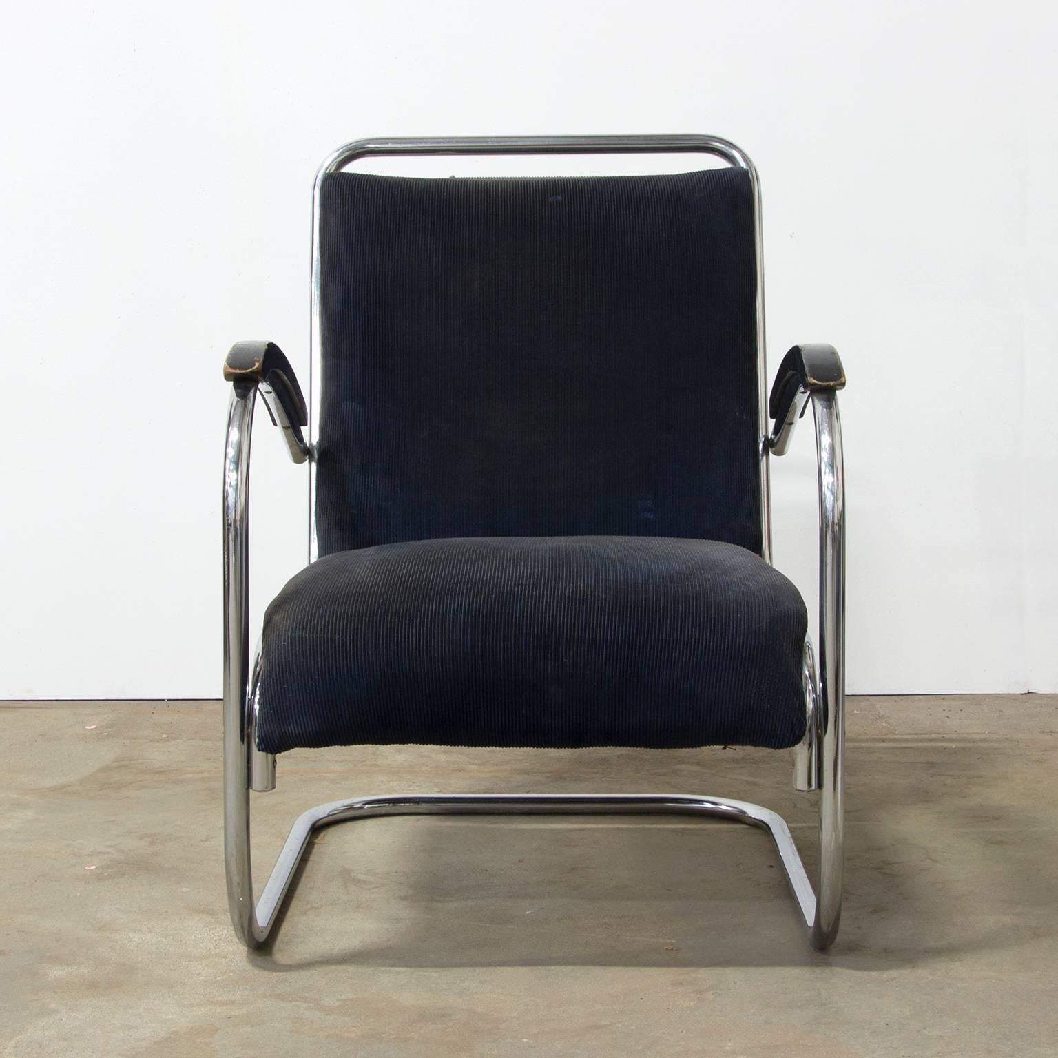 Easy Chair von Paul Schuitema aus den 1930er Jahren, Stoff mit schwarz lackierten Holzarmlehnen im Zustand „Gut“ im Angebot in Amsterdam IJMuiden, NL