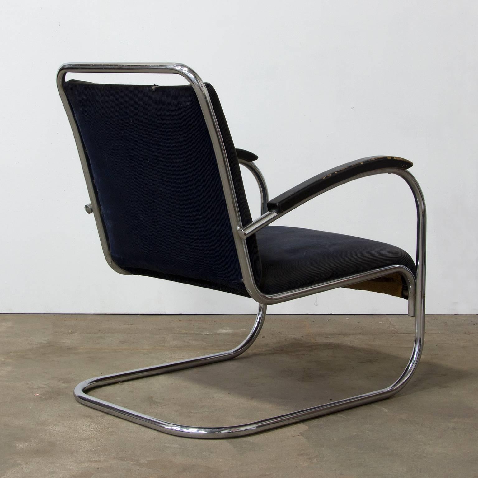 Bauhaus 1930s, Paul Schuitema Easy Chair, Fabric with Black Lacquered Wooden Armrests For Sale