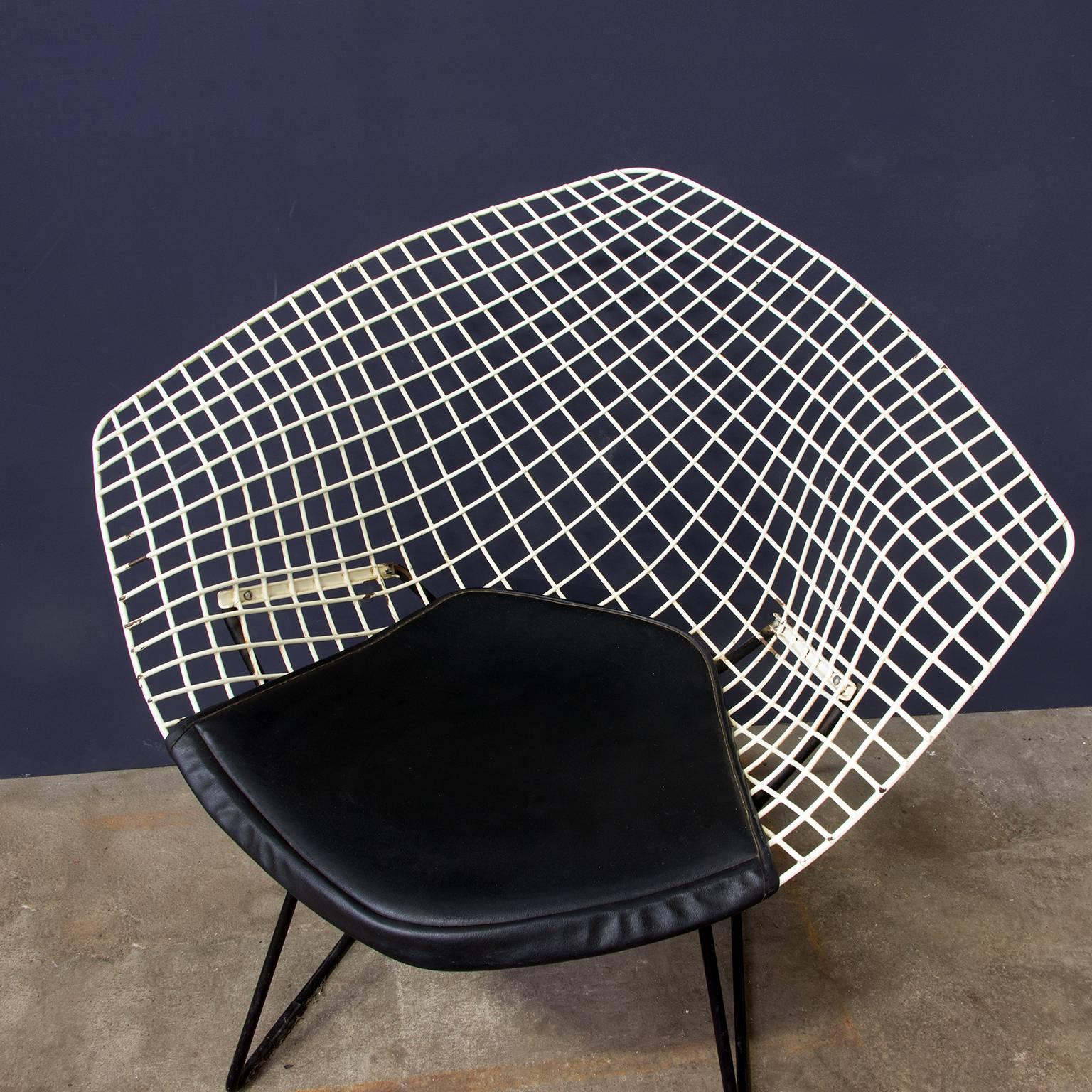 Mid-Century Modern 1952, Harrie Bertoia, Diamond Chair 421, Black & White with Black Vinyl Cushion For Sale