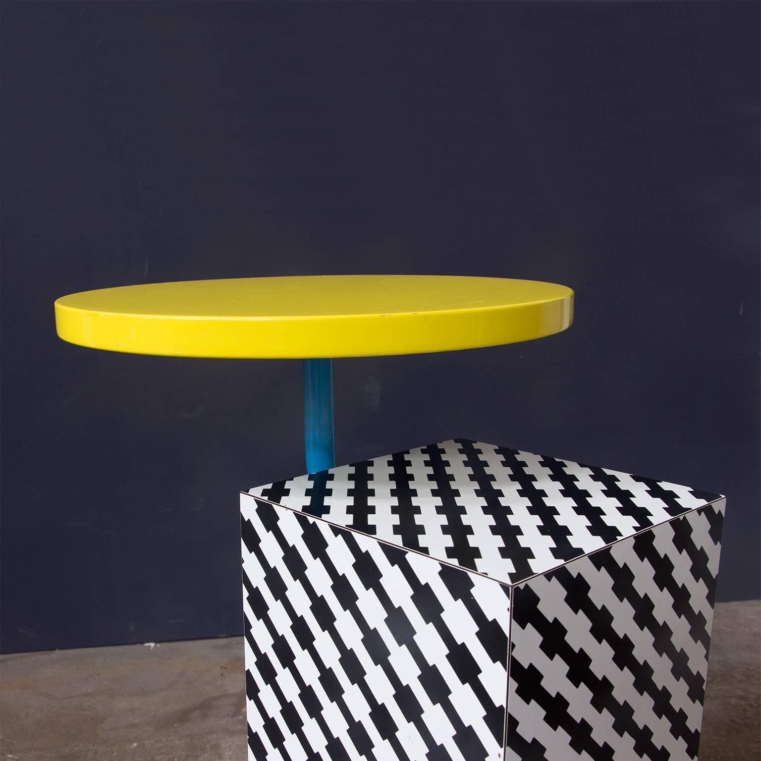 1981, Michele de Lucchi Kristall Side Table ‘Robicara’ for Memphis Milano In Excellent Condition In Amsterdam IJMuiden, NL