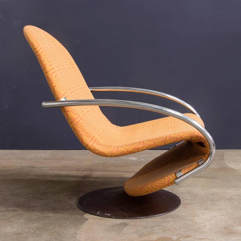 Please ask Casey Godrie Ibiza/Amsterdam for our competitive shipping quotes.

Very rare, almost spotless, very comfortable easy chair with armrests by Verner Panton, an icon of the 1970s by Panton.

 Original fabric with beautiful dessin and in two