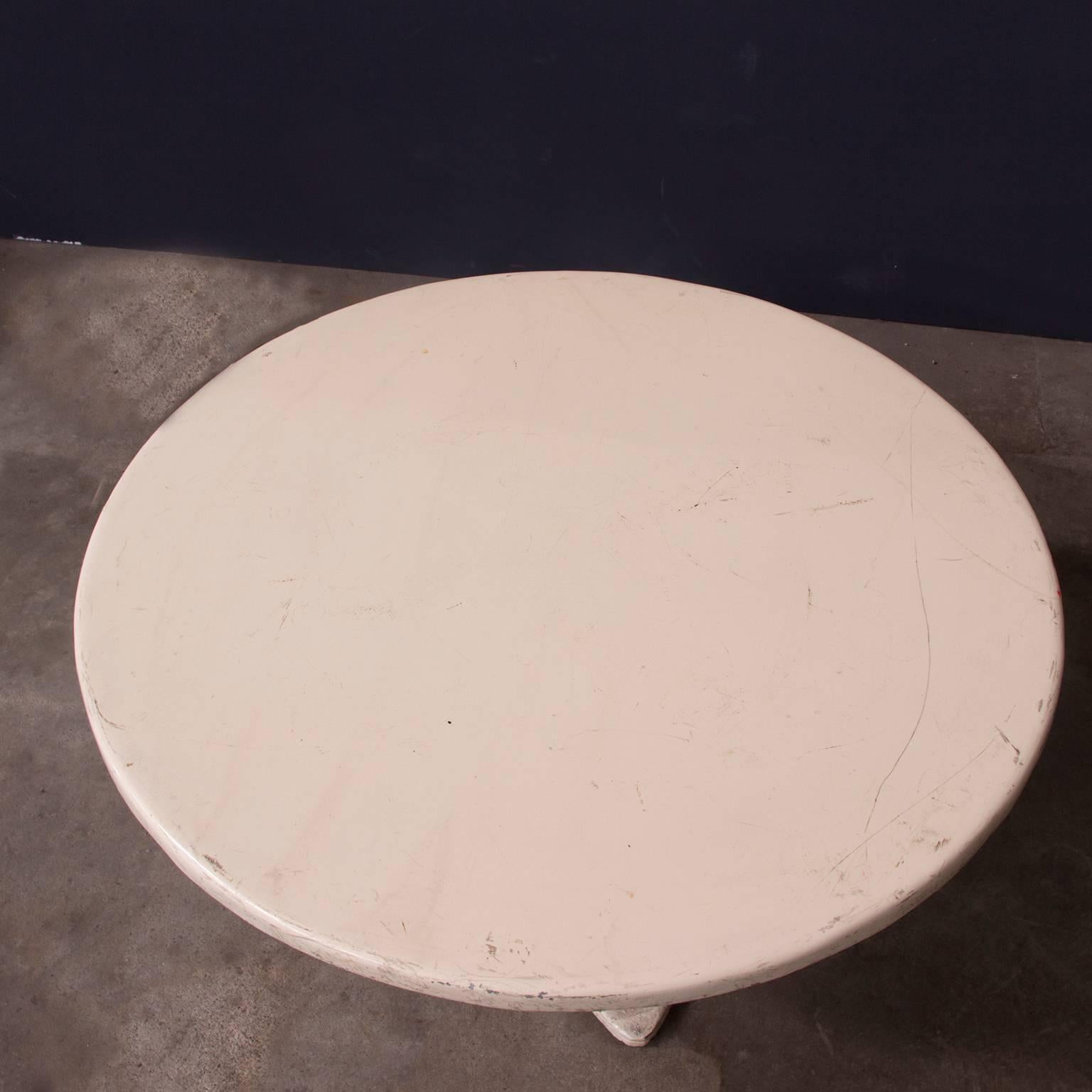Italian Rare Coffee Table in Set with Saporiti White Polyester Material, circa 1970 For Sale