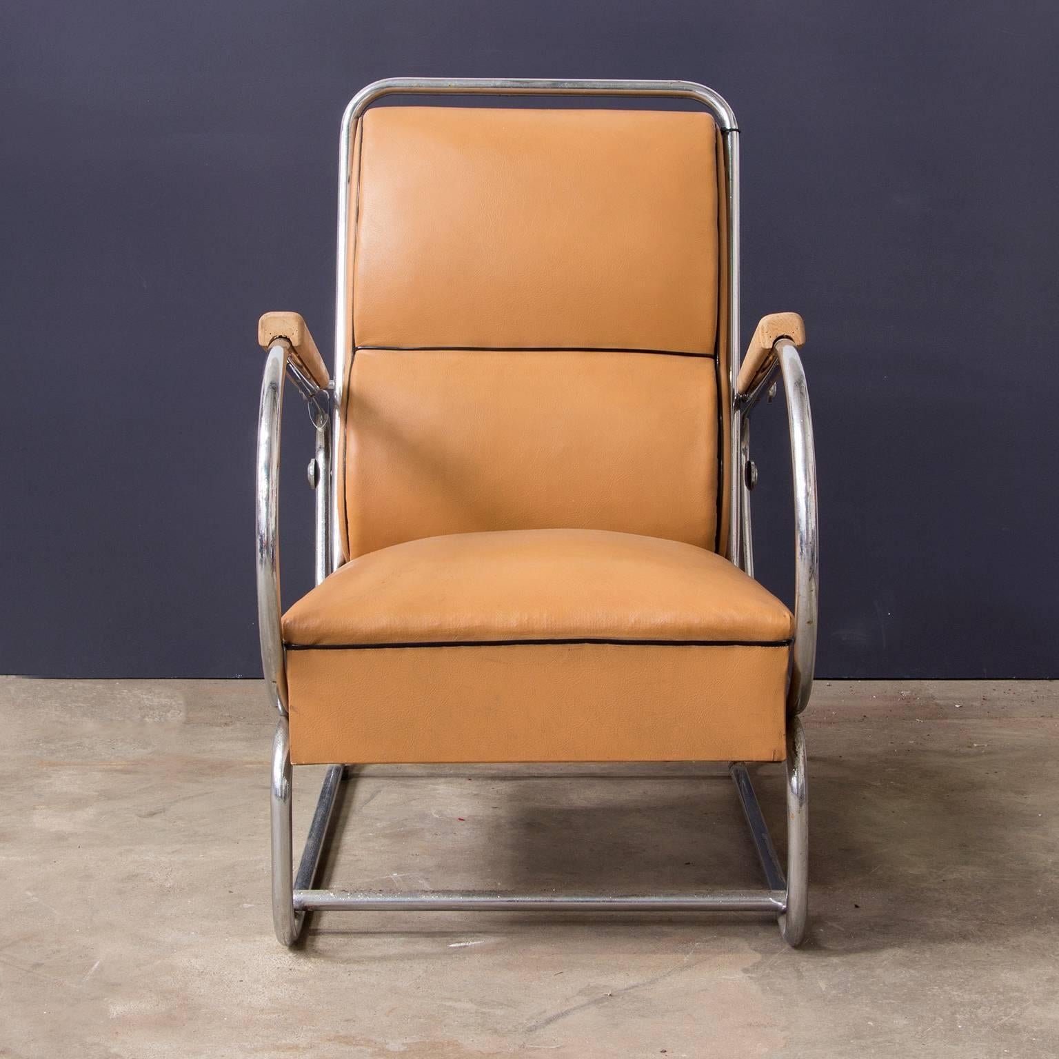 French Adjustable Tubular Easy Chair in Original Leather + Wooden Armrests, circa 1930 For Sale