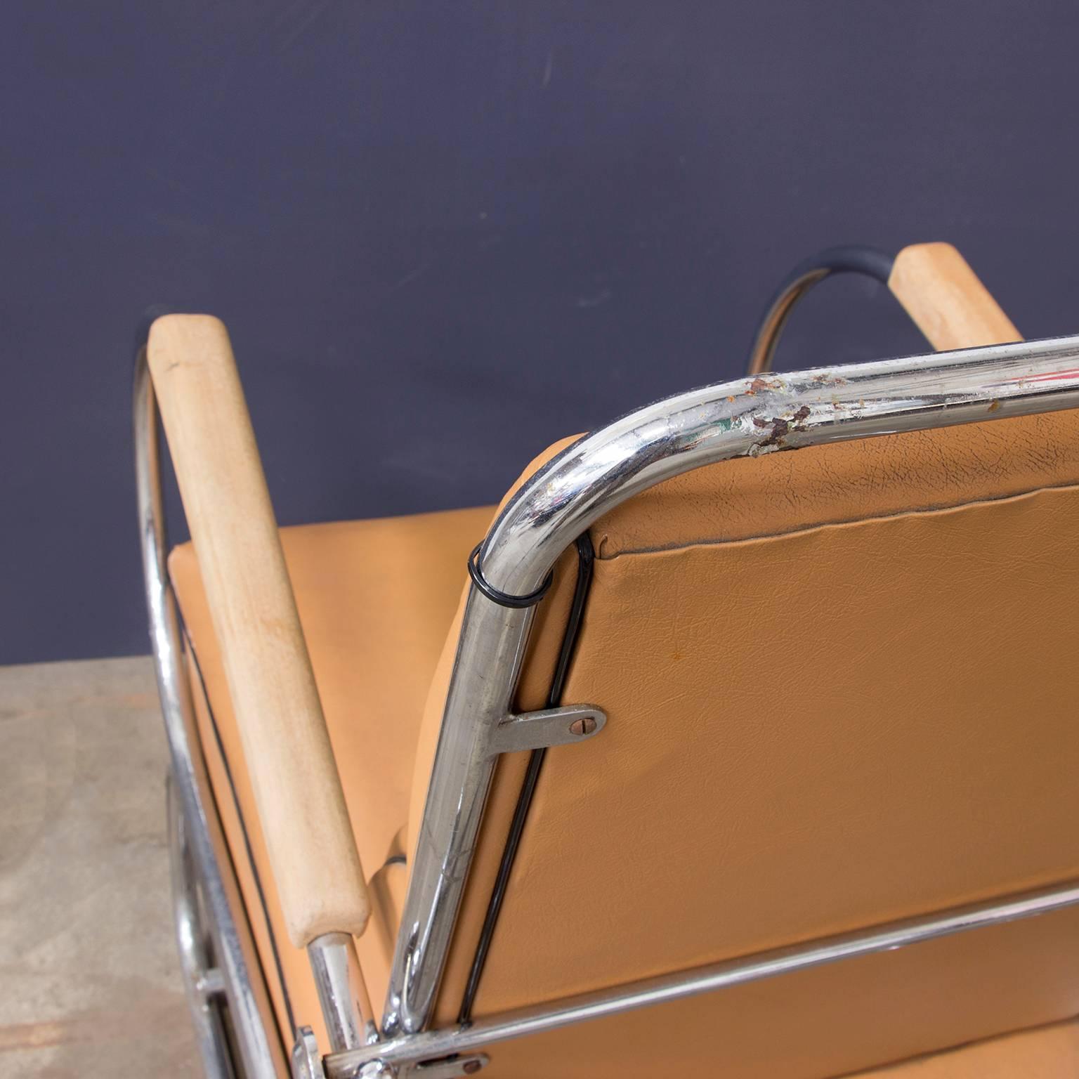 Mid-20th Century Adjustable Tubular Easy Chair in Original Leather + Wooden Armrests, circa 1930 For Sale