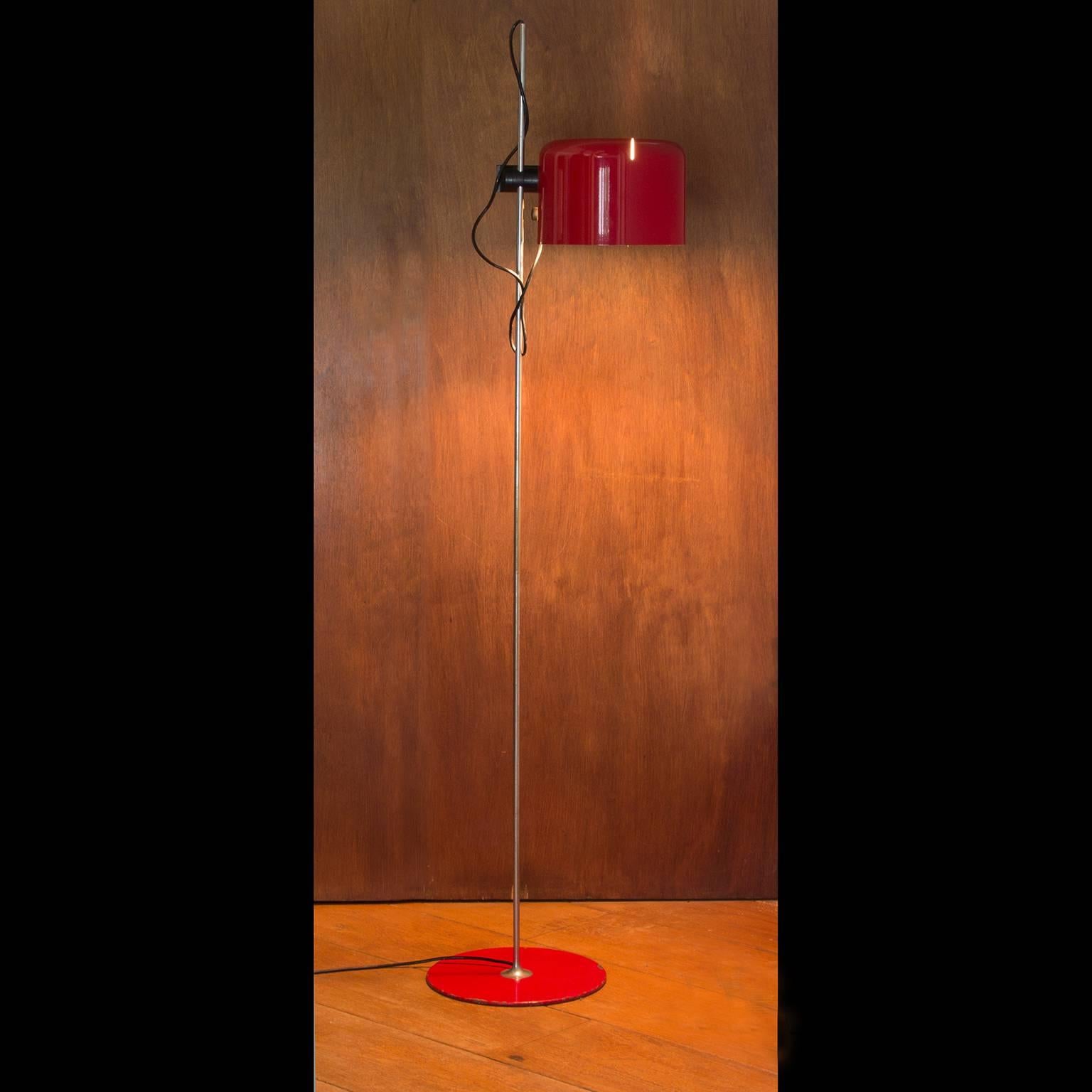 Vintage coupe floor Lamp, featuring red enameled metal and chromed steel. Enameled shade adjusts with black plastic hinge on stem; shade tilts, rotates and adjusts height of reflector. In 1968 this was the winner of the International Design Award