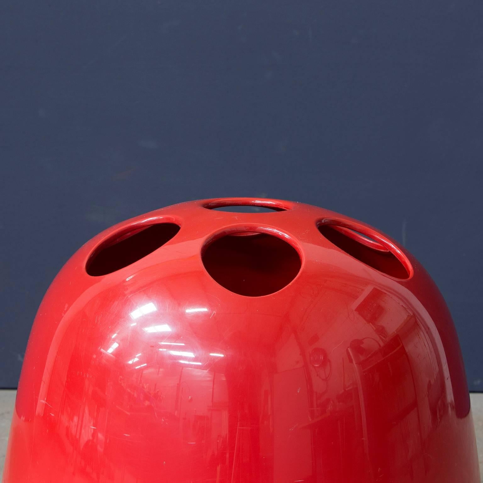 Umbrella stand in very rare red production by Artemide Milano, Modello Dedalo.

Good condition besides traces of wear like some white scratches (see pictures #6 and #7)

Diameter on top 30 cm and on the bottom 39 cm

Weight 2 kg