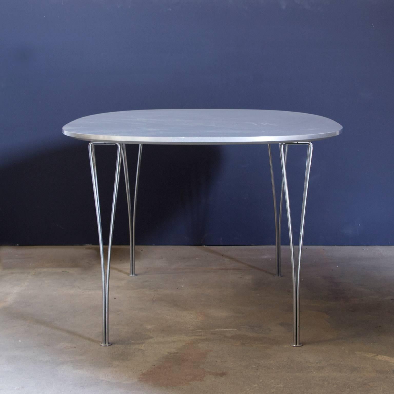 Beautiful table with elegant design by Fritz Hansen (see picture #9) some traces of wear like some light scratches on the tabletop and on the edge as well as some rusty spots on the legs, but still in good condition.
Measure: The tabletop is 2.5 cm