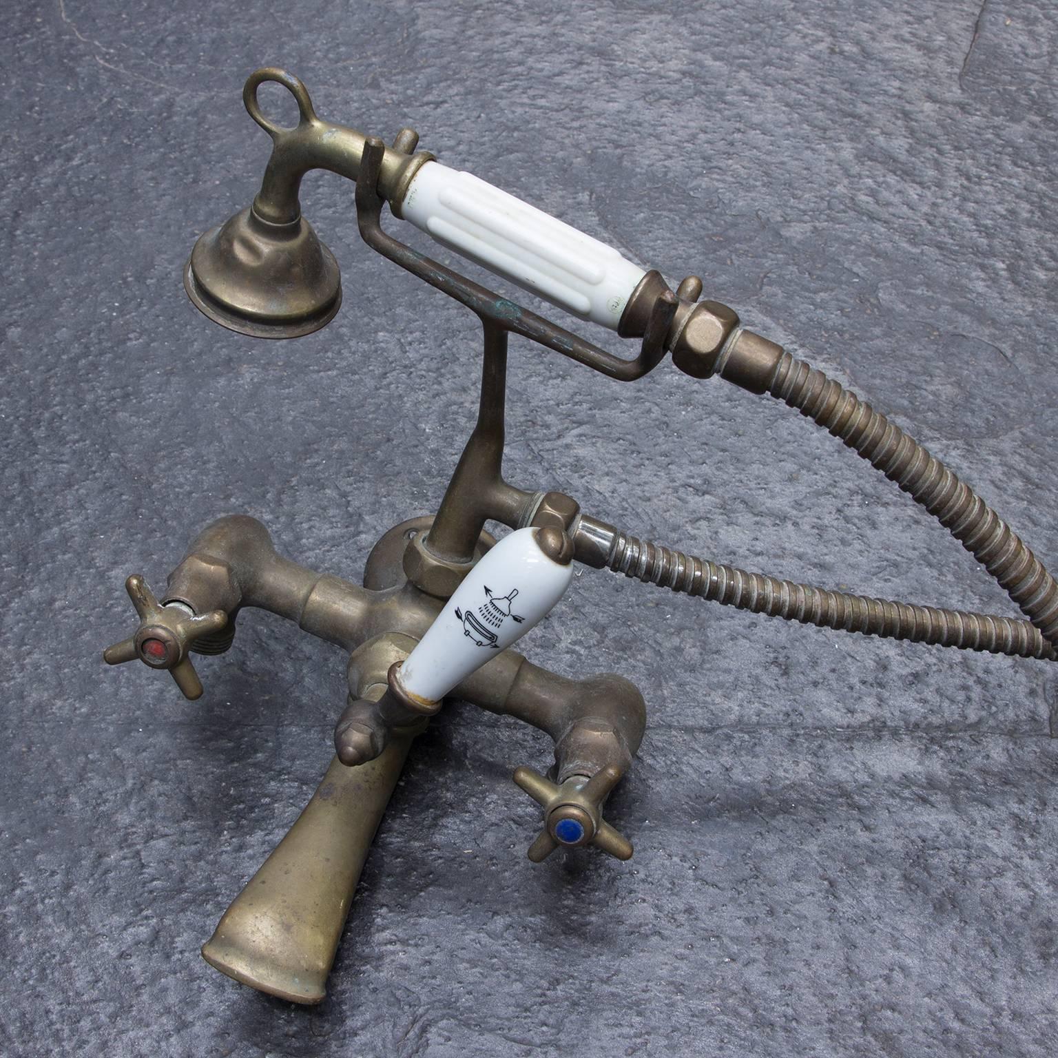 Cupper shower set. Traces of wear but this contributes to its beauty. 

Measure: Weight 3.5 kg

From the outer left side (of the tap) to the outer right side is 22 cm. From the top of the carrier of the shower to the bottom is 30.5 cm. 
The length