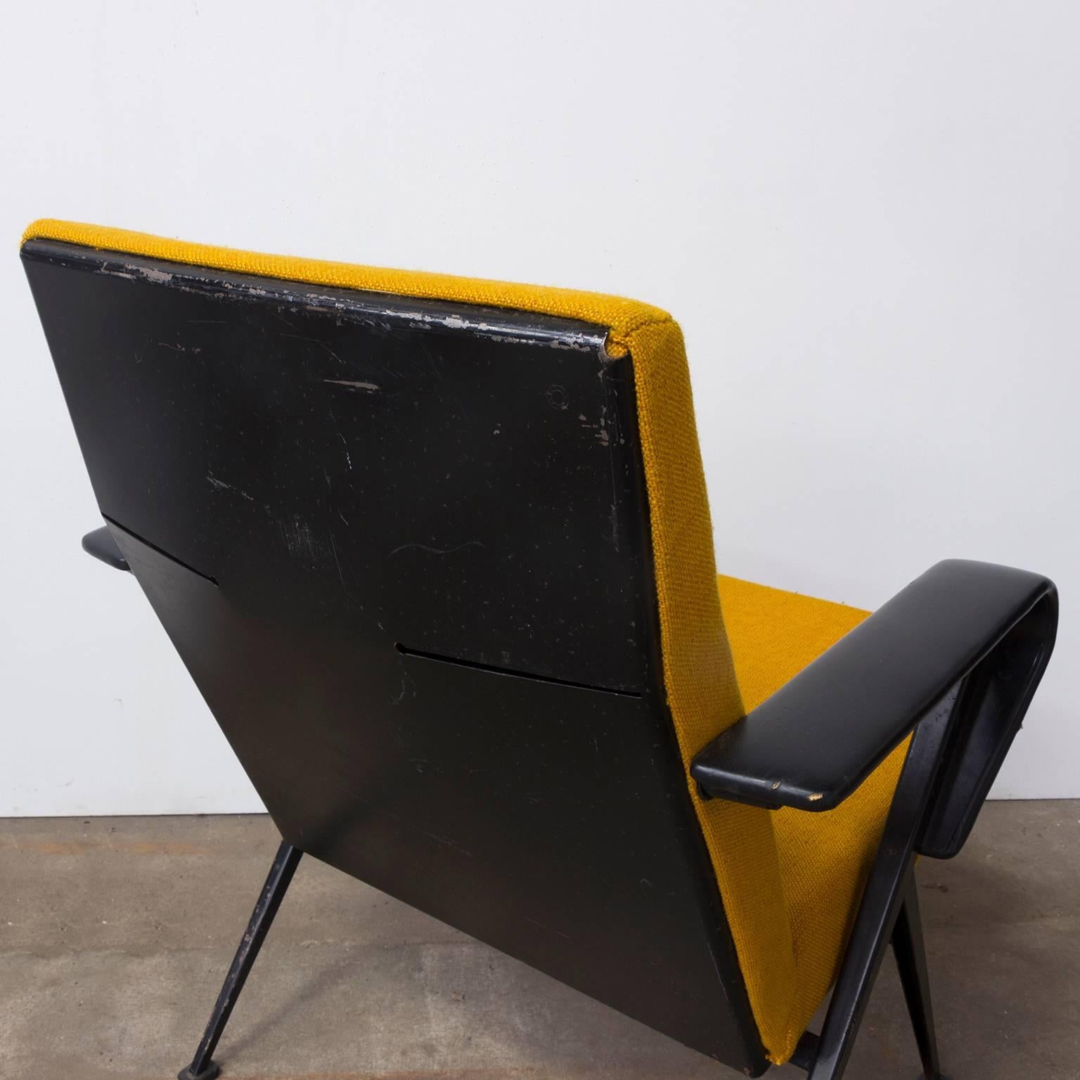 1969 Friso Kramer, Ahrend de Cirkel Repose Lounge Armchair New Yellow Upholstery For Sale 1