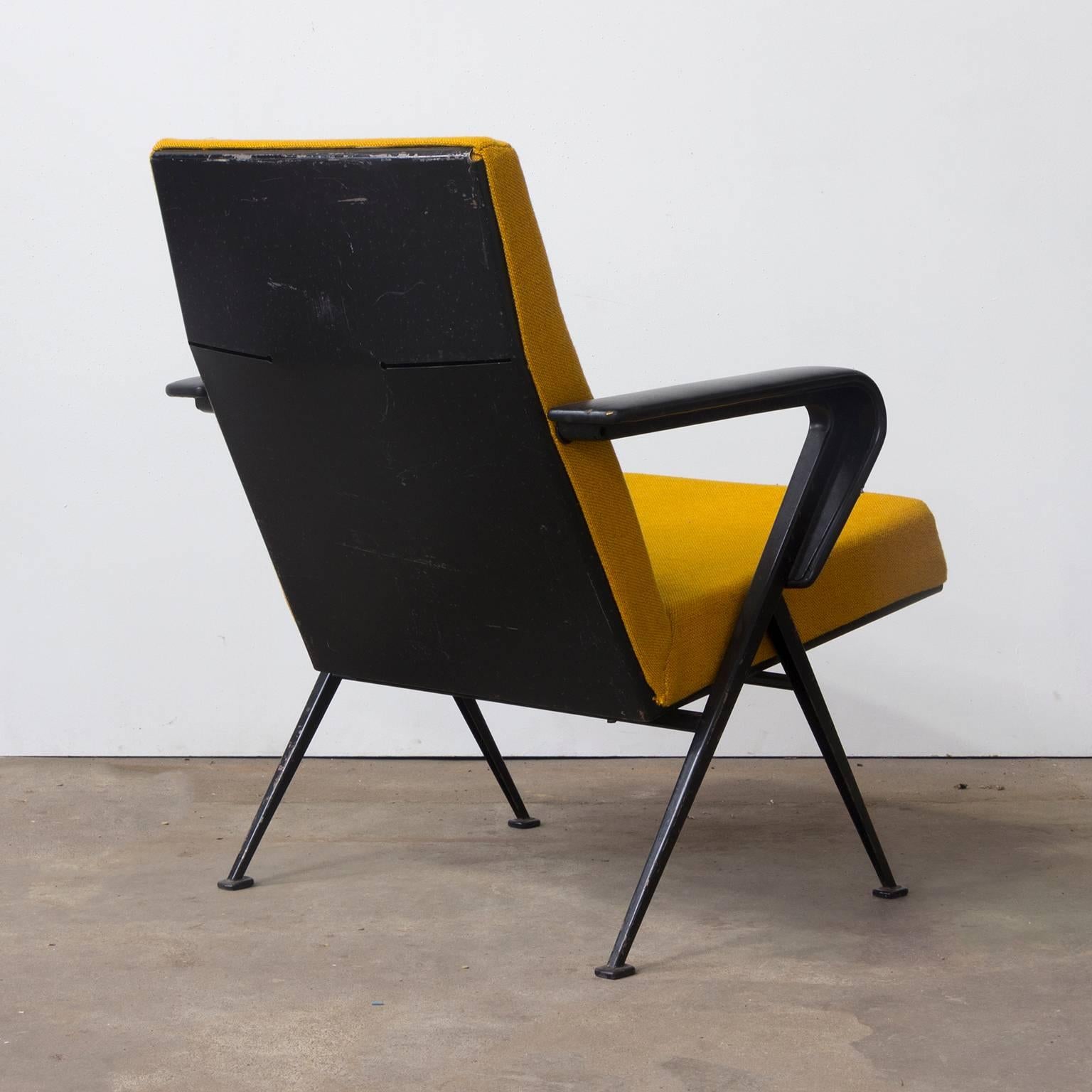 Mid-Century Modern 1969 Friso Kramer, Ahrend de Cirkel Repose Lounge Armchair New Yellow Upholstery For Sale