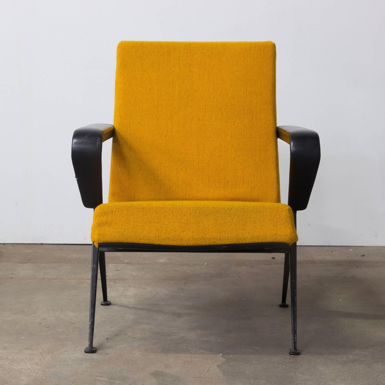 1969 Friso Kramer, Ahrend de Cirkel Repose Lounge Armchair New Yellow Upholstery In Good Condition For Sale In Amsterdam IJMuiden, NL