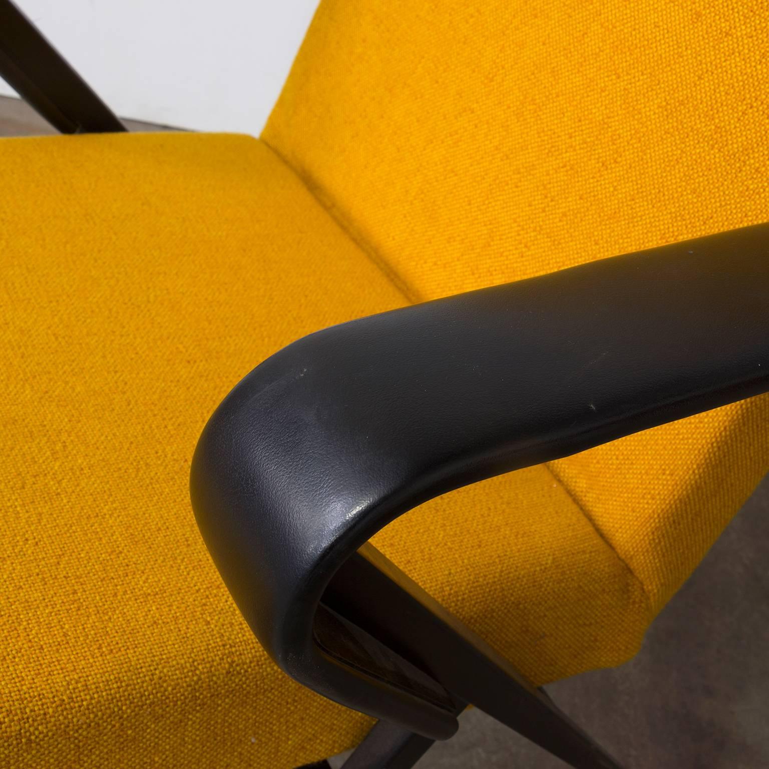 Mid-20th Century 1969 Friso Kramer, Ahrend de Cirkel Repose Lounge Armchair New Yellow Upholstery For Sale