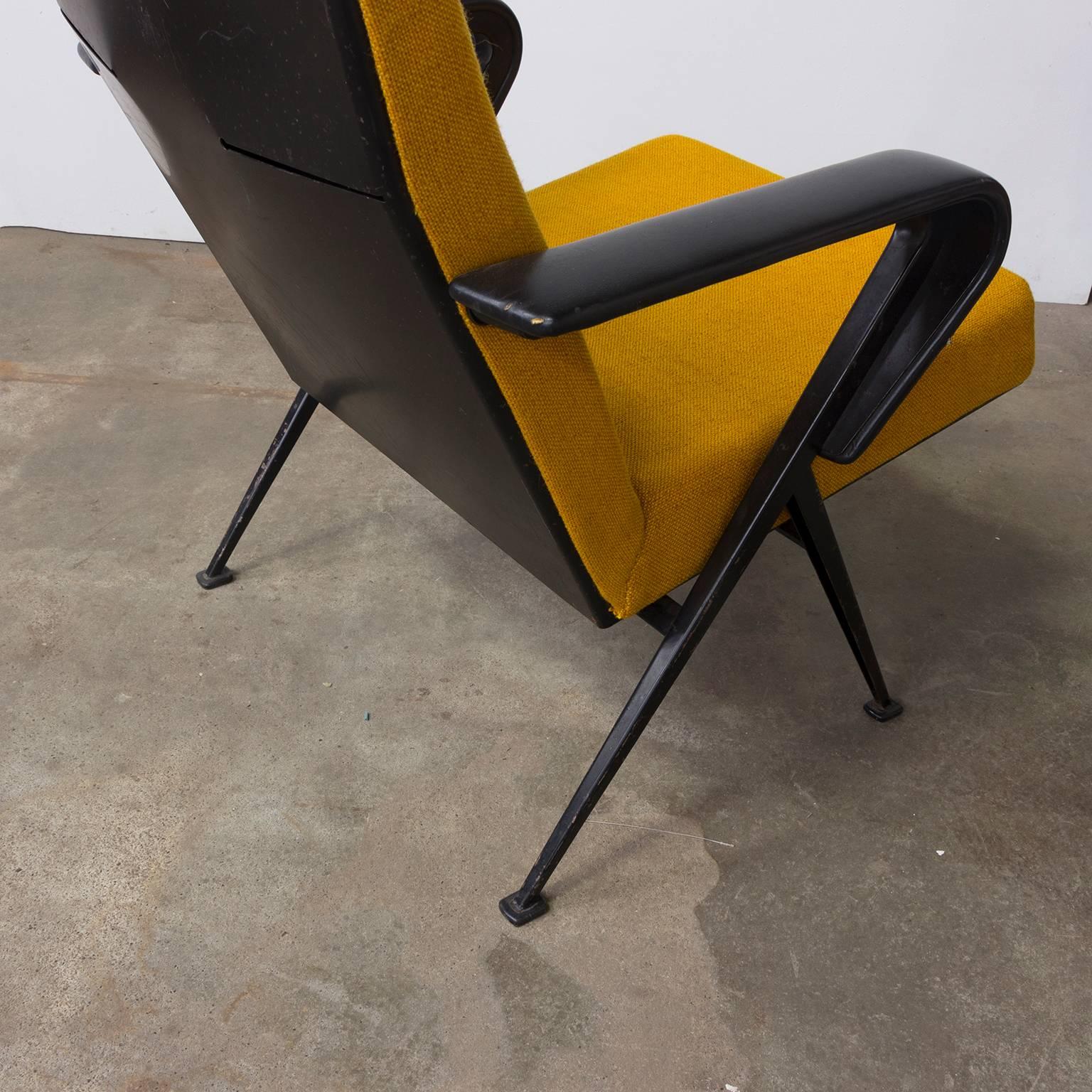 1969 Friso Kramer, Ahrend de Cirkel Repose Lounge Armchair New Yellow Upholstery For Sale 2