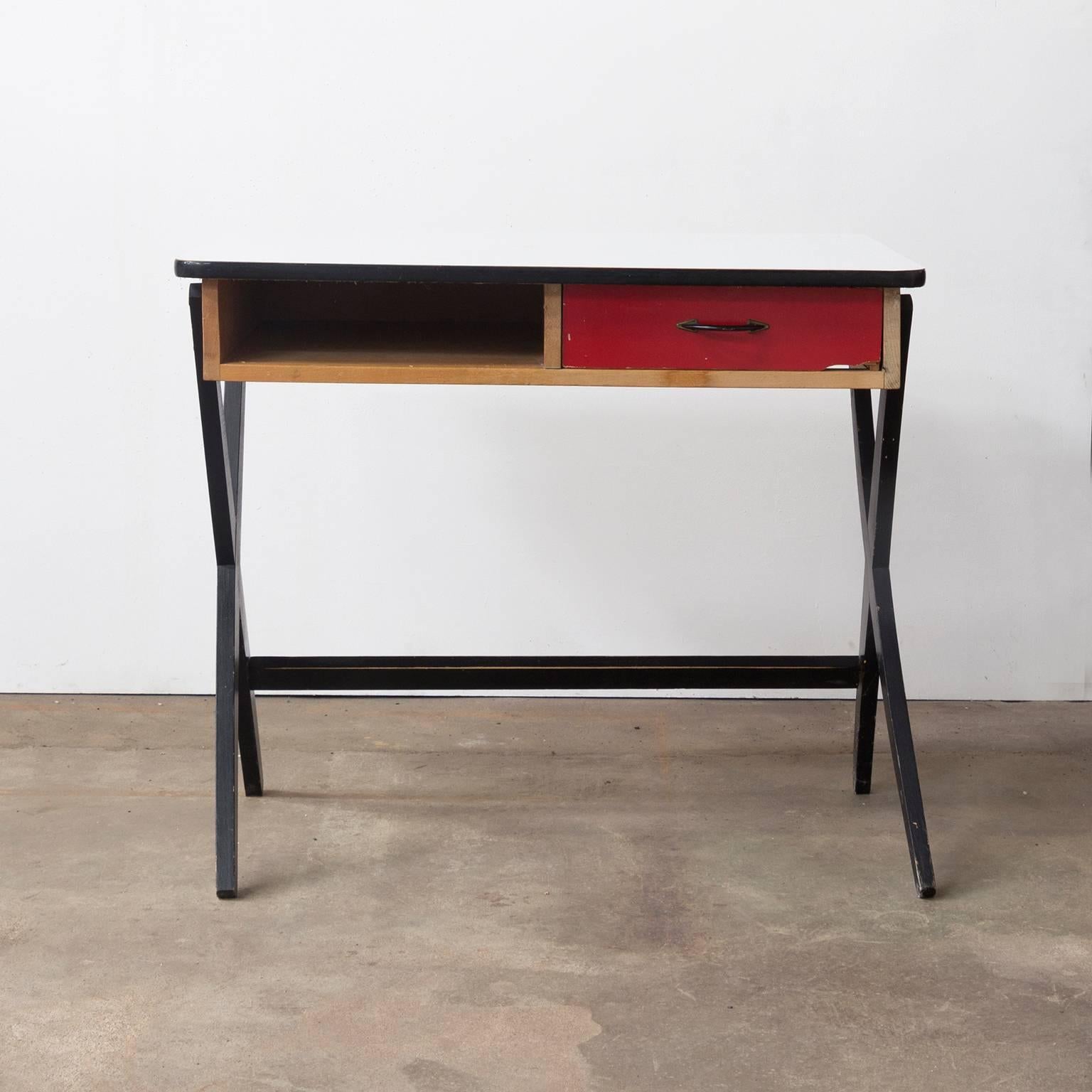 Metà XX secolo 1954, Coen de Vries per Devo Scrivania in legno con cassetto rosso e piano in formica in vendita