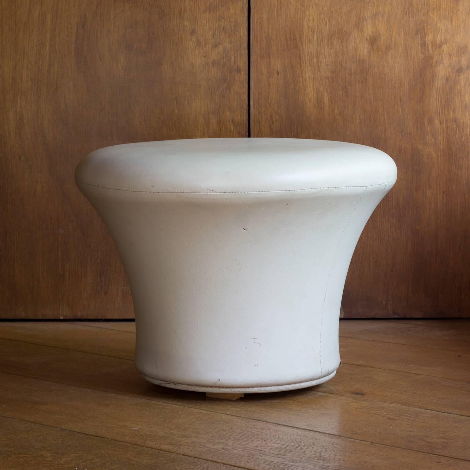 Original Crème or White Mushroom Stool. Has during the years some traces of wear like some spots and tiny raptures (see image 7 and 9)

Weight 4 kg

Diameter bottom 32 cm and top/seat 51 cm