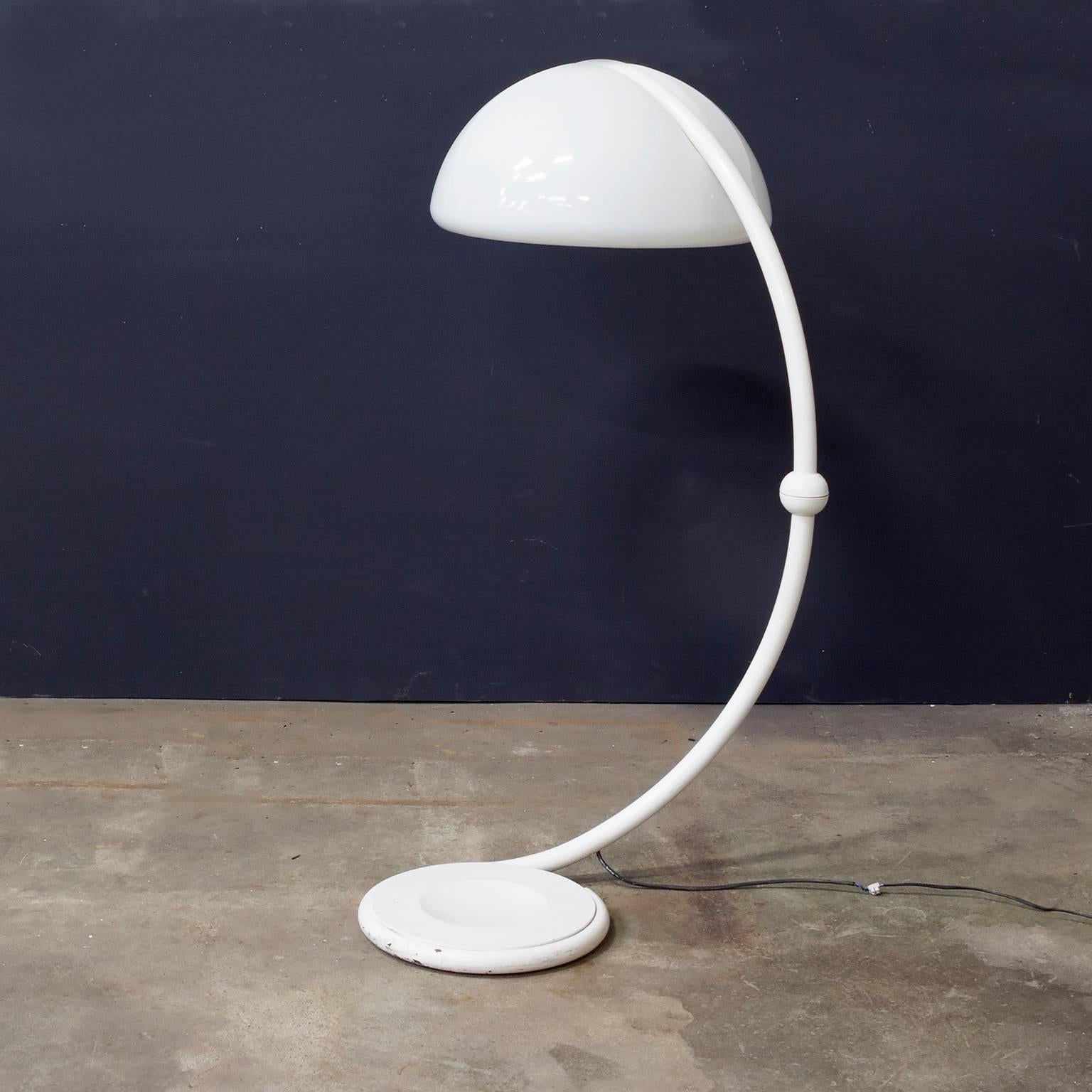 1965, Elio Martinelli, White Serpente Floorlamp for Martinelli Luce, Italy In Good Condition In Amsterdam IJMuiden, NL