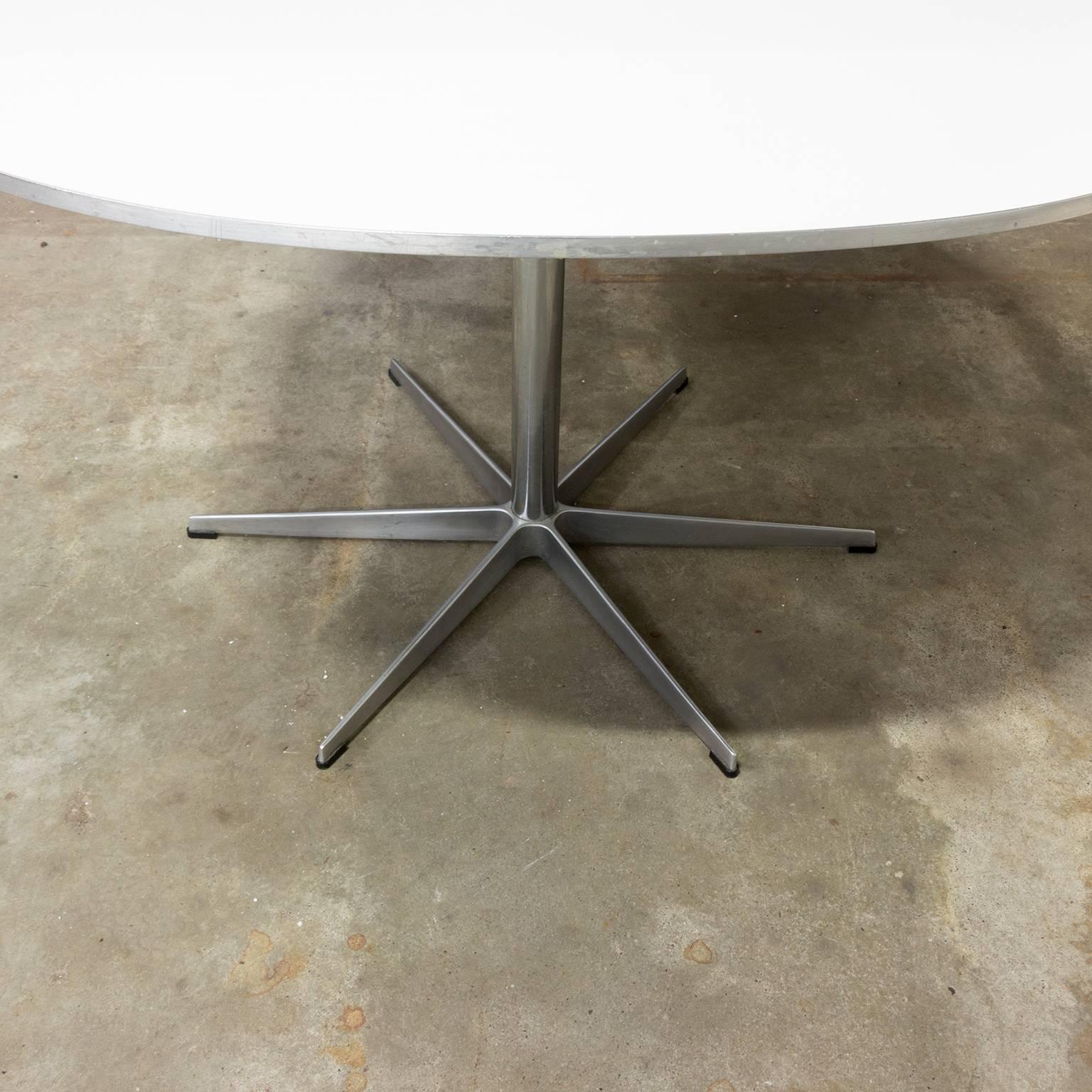 Beautiful dining table with elegant tabletop and the elegant, stabile six-star pedestal base. Some traces of wear like some scratches and tiny spots on the tabletop (see picture 5 and 6).

Weight 15 .5 kg.

Free shipping for Amsterdam, Haarlem and