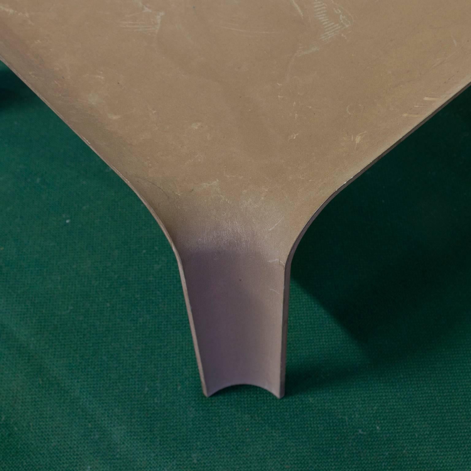 Fibre de verre 1967, Pierre Paulin, Table d'appoint Early More Elegance Modèle 877 en Chocolate Brown en vente