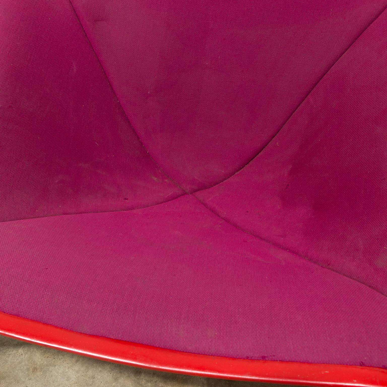 1963, Pierre Paulin, F303 Lounge Chair in Red with Upholstery for Artifort In Good Condition In Amsterdam IJMuiden, NL