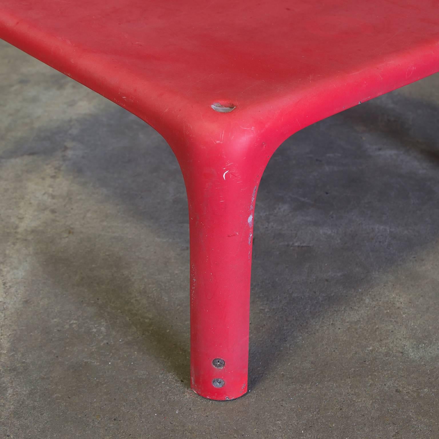 1964, Vico Magistretti for Artemide, Red Demetrio 45 Stackable Table In Good Condition In Amsterdam IJMuiden, NL