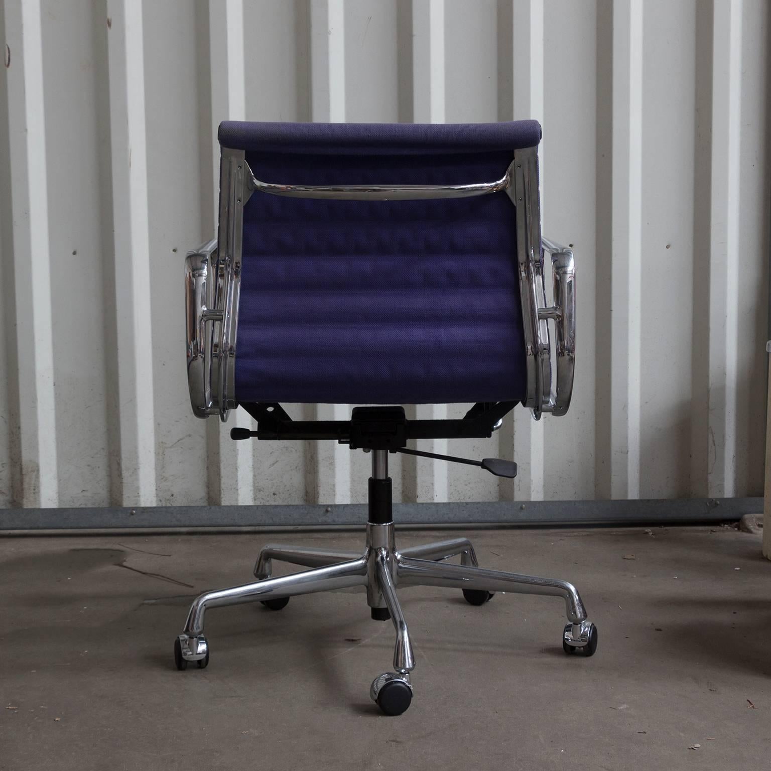 Mid-Century Modern 1958, Ray and Charles Eames Purple Adjustable Tilt Office Chair with Five Wheels