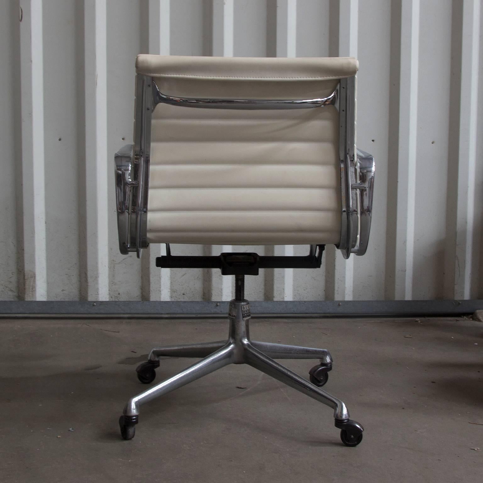 white eames desk chair