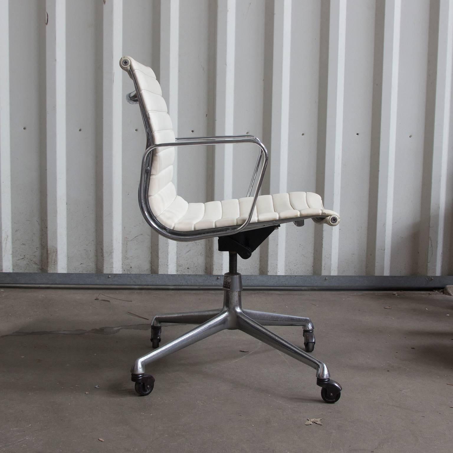 Eames in off-white or crème. The color changed some over the years from off-white to crème color. Traces of wear like spots and scratches in upholstery and some damage (see picture 6, 7, and 8). Also some traces of wear on the base. The chair has