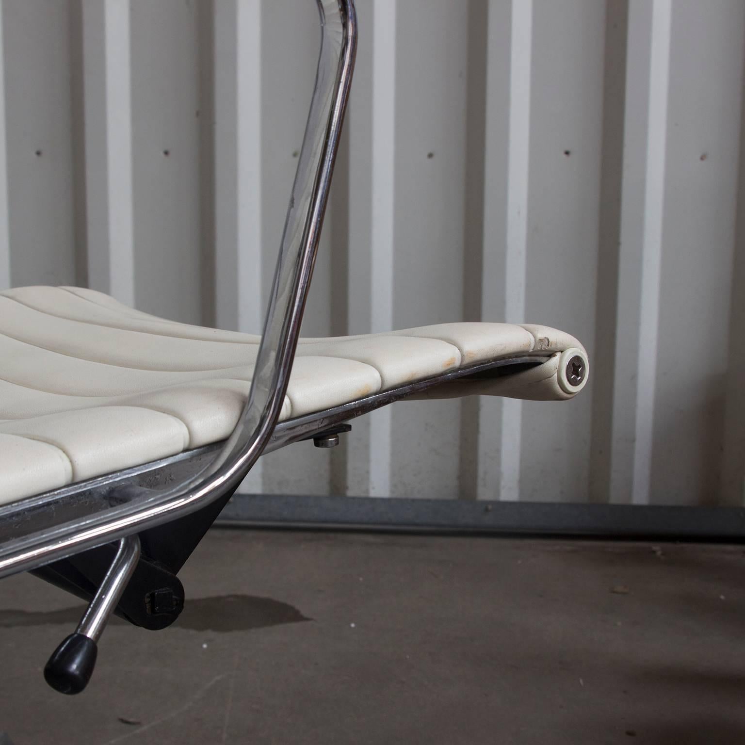 Mid-20th Century 1958 Ray and Charles Eames, White Vinyl Adjust, Tilt, Office Chair Four Wheels