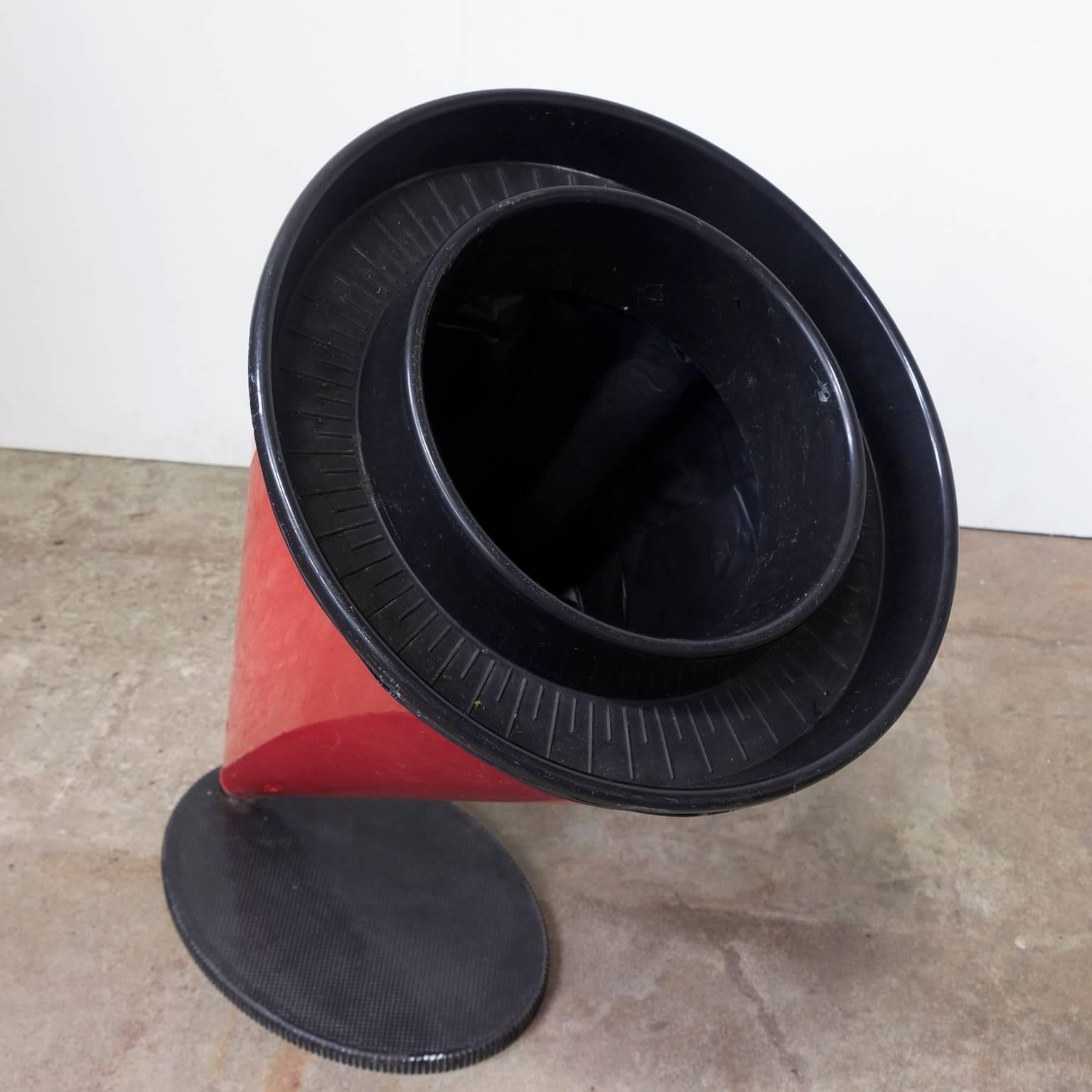 1989, Cortesi e Scansetti for Cartel, Plastic Wastepaper Bin in a Conical Shape For Sale 4