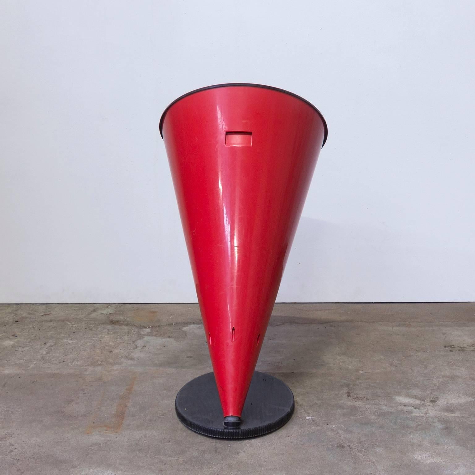Mid-Century Modern Cortesi e Scansetti pour Cartel, boîte à papier de déchets en plastique de forme conique, 1989 en vente