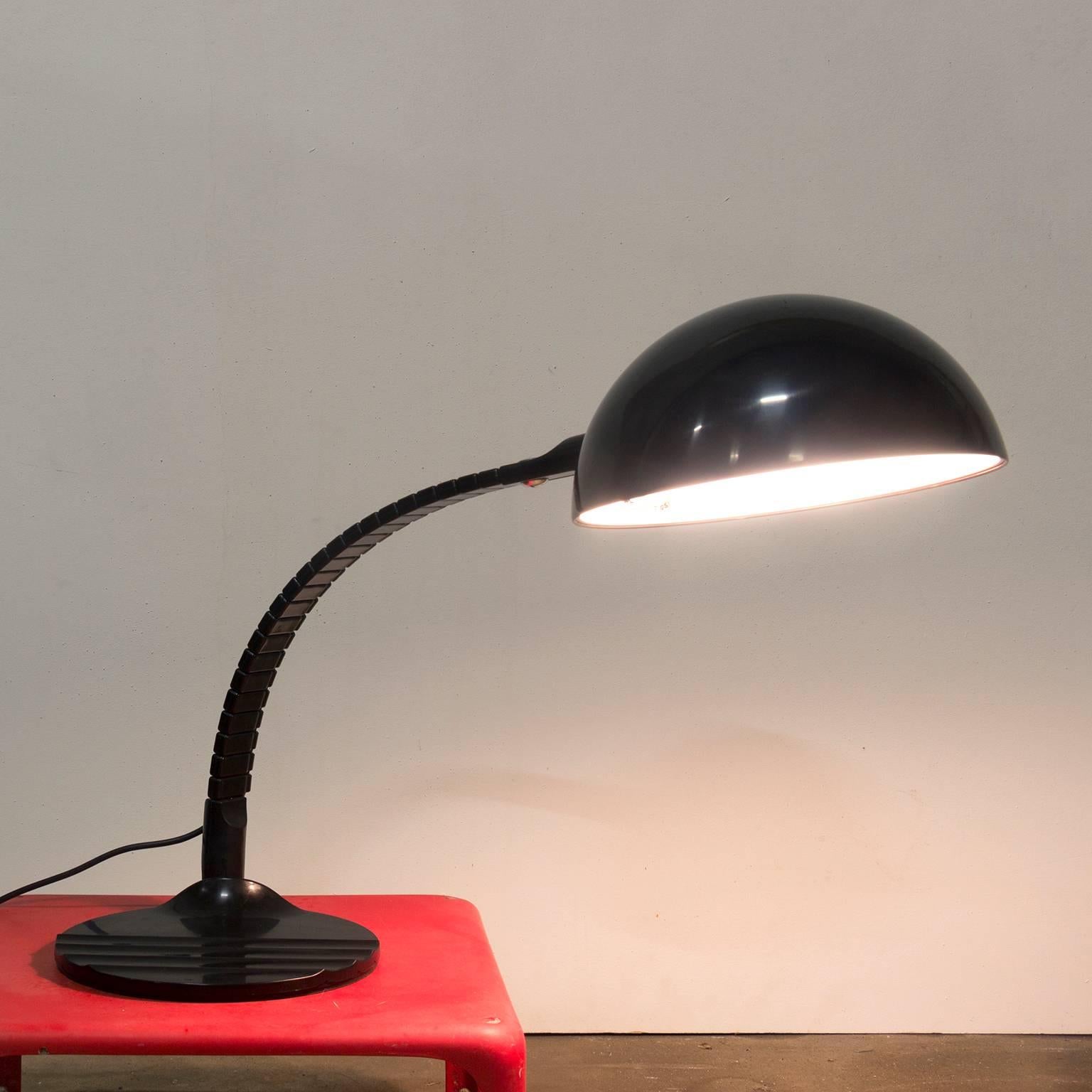 1970, Elio Martinelli for Martinelli Luce, Black Flex Calotta 660 Desk Lamp In Good Condition For Sale In Amsterdam IJMuiden, NL