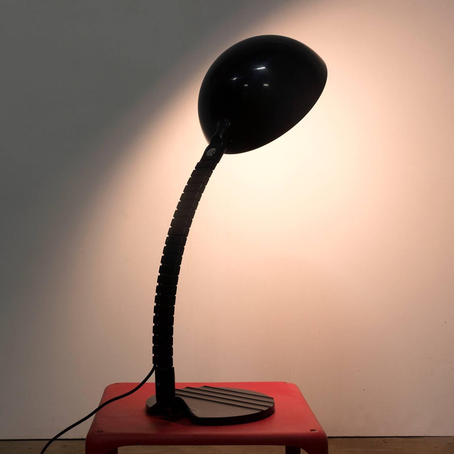 Fin du 20e siècle 1970, Elio Martinelli pour Martinelli Luce, lampe de bureau Flex Calotta 660 noire en vente