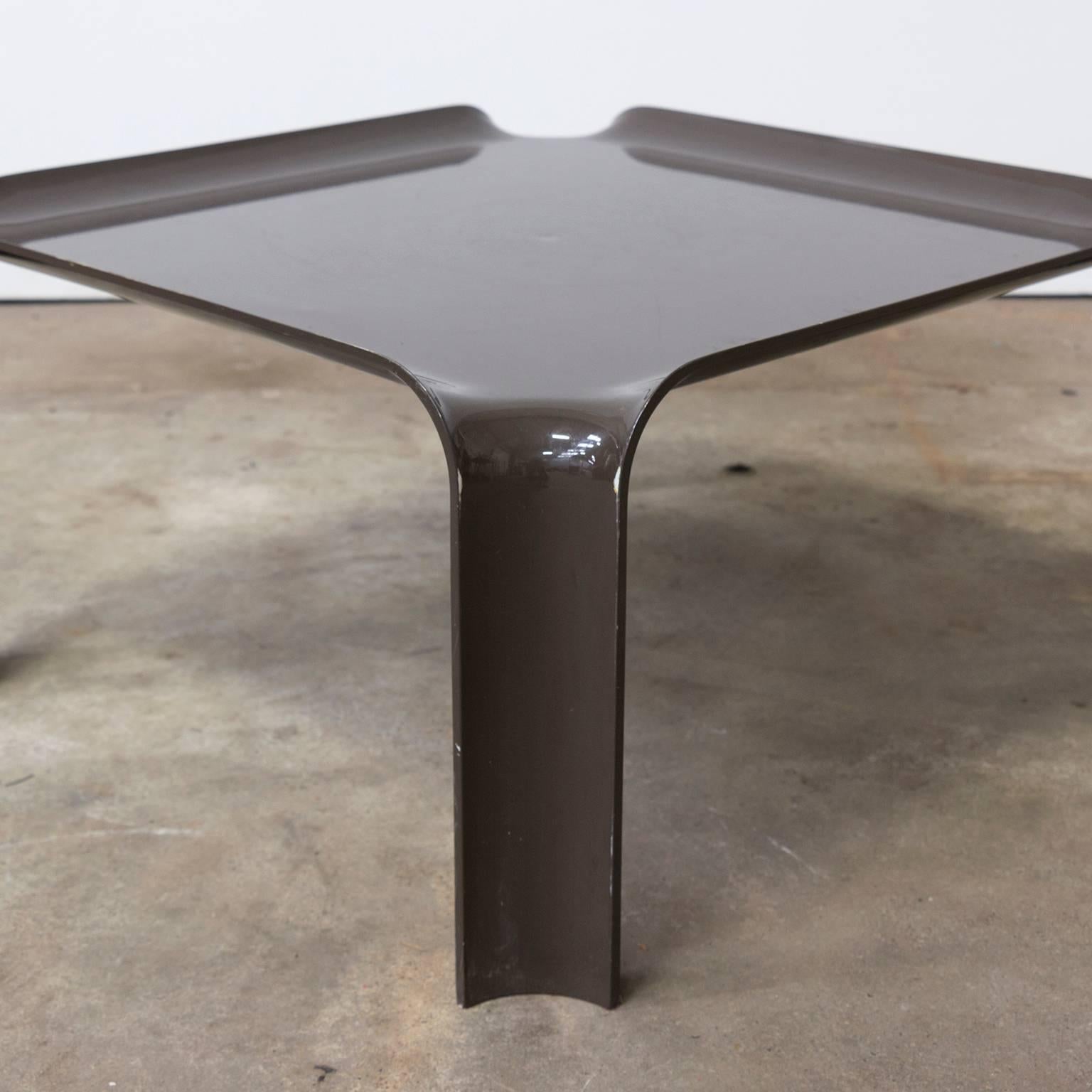 Milieu du XXe siècle 1967, Pierre Paulin, Table d'appoint modèle 877 en Brown brillant en vente