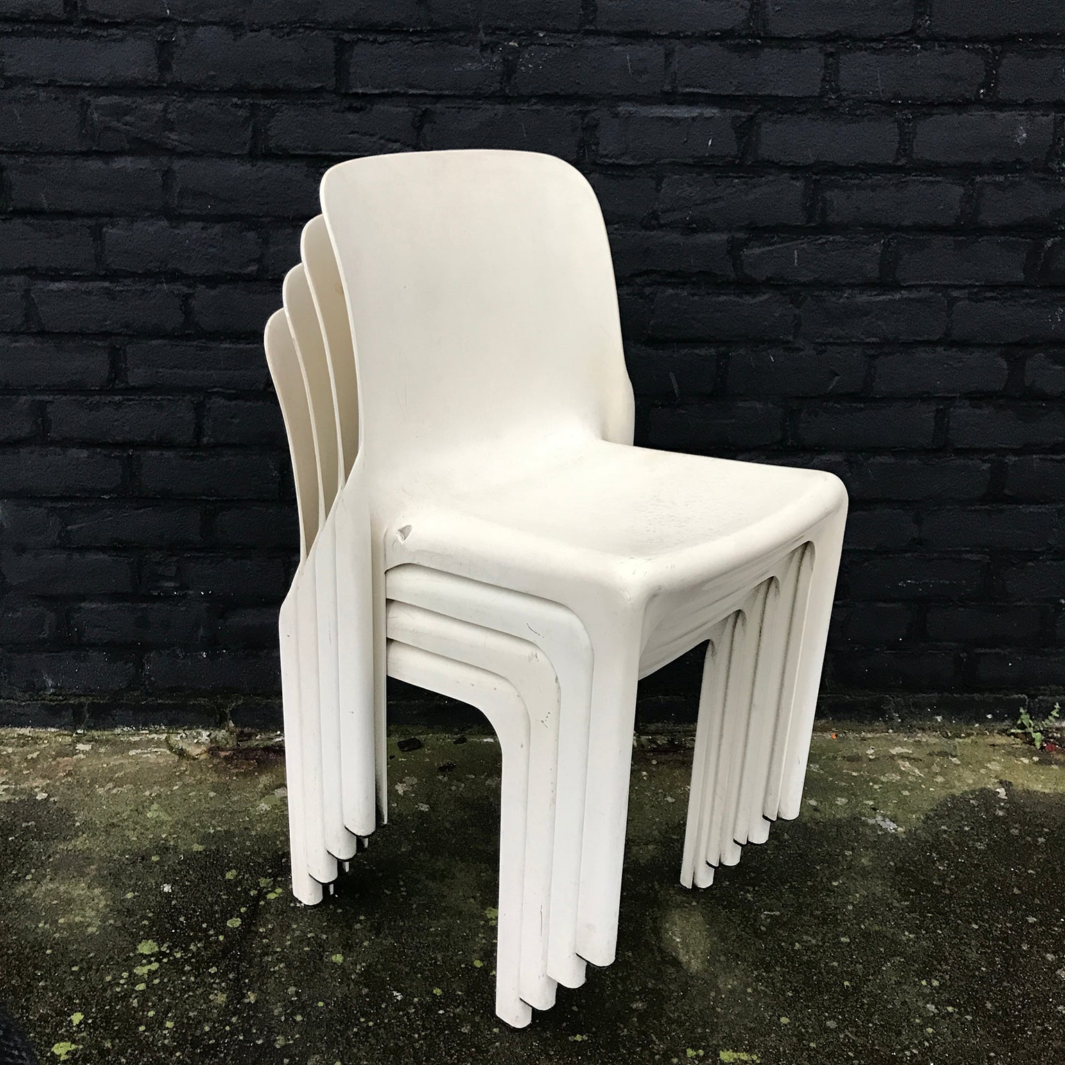 1969 Vico Magistretti For Artemide Set Of Four White Selene Chairs 1969 Vico Magistretti For Artemide Set Of Four White Selene Chairs At 1stdibs