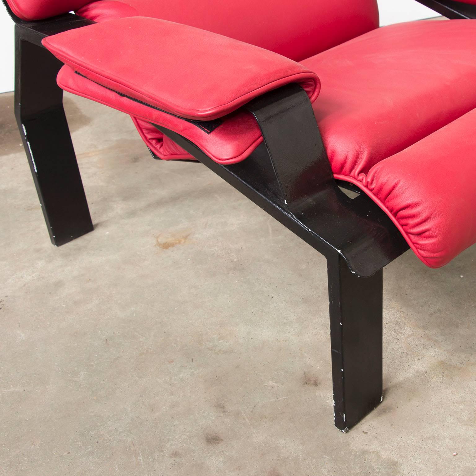 1964, Joe Colombo, Super Comfort Chair in Red Leather and Black Base for B-Line In Excellent Condition For Sale In Amsterdam IJMuiden, NL